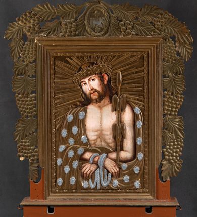 Zdjęcie nr 3: Feretron w typie obrazowym osadzony na niewysokiej, uskokowej podstawie z parą otworów na drążki. Pola obrazowe w kształcie stojących prostokątów ujmuje dekoracyjna rama z rzeźbionym motywem wici winnej latorośli, zwieńczona owalnym medalionem okolonym liśćmi laurowymi z monogramem chrystologicznym na awersie i maryjnym na rewersie. Awers feretronu zajmuje półpostaciowy wizerunek Jezusa w typie Ecce Homo. Jezus zwrócony jest niemal na wprost. Przechyloną, zwróconą nieznacznie w trzech czwartych w prawo głowę charakteryzuje pociągła twarz o delikatnych rysach, długim nosie i krótkim, brązowym zaroście. Długie, falowane włosy opadają na barki. Głowę wieńczy cierniowa korona. Na twarzy, szyi i torsie widoczne są drobne stróżki krwi. Nagą klatkę piersiową Jezusa charakteryzuje rytmiczny układ żeber. Skrzyżowane na wysokości talii, zgięte w łokciach ręce związane są w nadgarstkach sznurem, w prawej dłoni trzyma pojedynczą trzcinę. Na ramiona Jezusa narzucony jest osłaniający biodra płaszcz zdobiony aplikacjami w formie kartuszy z dwoma główkami anielskimi. Niemal całą sylwetkę Jezusa okala promienisty nimb. Elementy takie jak nimb, korona cierniowa, sznur, trzcina i płaszcz są płaskorzeźbione, złocone i srebrzone. 
Rewers feretronu stanowi wizerunek Matki Boskiej Częstochowskiej. Ukazana półpostaciowo, zwrócona frontalnie Maria ma nieznacznie w trzech czwartych w lewo skierowaną głowę. Pociągłą, owalną twarz charakteryzują linearnie opracowane rysy o nieco przymkniętych oczach, długim prostym nosie i niewielkich ustach. Na prawym policzku widoczne dwie, ukośne linie blizn. Maria ubrana jest w suknię i osłaniający jej głowę i sylwetkę płaszcz. Prawą, uniesioną na wysokości klatki piersiowej dłonią o wyprostowanych palcach wskazuje na siedzące na jej lewej ręce Dzieciątko zwrócone w trzech czwartych w prawo. Okrągłą twarz Jezusa charakteryzują rysy dorosłego człowieka, o podobnym do Marii typie fizjonomii. Ubrany jest w długą suknię o trójkątnym dekolcie. Prawą rękę unosi w geście błogosławieństwa, lewą ujmuje trzymaną na kolanach zamkniętą księgę. Karnacje postaci są ciemne, a ich głowy wieńczą korony w typie otwartym, okalają aureole, promieniste nimby oraz wieniec 12 gwiazd. Szaty, korony, nimby, gwiazdy i księga są płaskorzeźbione, złocone i srebrzone. Aplikacje na powierzchni ubiorów oraz dekoracja koron i aureoli naśladuje efekt kameryzacji perłami, koralami, turkusami i bursztynem.         
