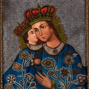 Zdjęcie nr 1: Feretron w typie obrazowym osadzony na prostopadłościennej, profilowanej podstawie z parą otworów na drążki, ujęty jest ażurowym obramieniem w formie ornamentu roślinnego. Pola obrazowe mają kształt stojących prostokątów. Awers zajmuje wizerunek Matki Boskiej Kalwaryjskiej. Ukazana w półpostaci Maria zwrócona jest na wprost. Głowę kieruje w trzech czwartych w prawo. Długie, brązowe włosy opadają na plecy. Maria lewą ręką wskazuje na podtrzymywane prawą Dzieciątko tulące się do jej policzka. Owalne twarze charakteryzują pełne rysy, długie proste nosy, duże oczy i drobne usta. Na głowach postaci, okolonych promienistymi nimbami, są zamknięte korony. Niebieskie szaty zdobione są haftowanym złotymi nićmi i kamieniami wzorem kwiatowym, na szyjach szerokie kolie z pereł. Srebrzone tło zdobi motyw wpisanych w romby rozet.
Na rewersie feretronu jest przedstawienie Matki Boskiej Saletyńskiej. Pośrodku kompozycji ukazana jest całopostaciowa sylwetka Marii stojącej na prostopadłościennej, kamiennej płycie. Zwróconą w trzech czwartych w prawo, lekko przechyloną głowę charakteryzuje zaokrąglona twarz o pełnych rysach, dużych oczach, długim nosie i wydatnych ustach. Na bladych policzkach widoczne są stróżki łez. Ręce skrzyżowane na piersiach. Maria ubrana jest w jasnoróżową suknię o dole, dekolcie i mankietach obszytych żółtymi koralikami, owalnymi i romboidalnymi kamieniami niebieskimi i zielonymi oraz perłami. W pasie przewiązany jest żółty fartuch. Na szyję nałożony jest biały szal w żółto-niebieskie paski oraz krucyfiks z młotkiem i obcęgami na końcach poziomej belki. Głowę osłania biały, półprzejrzysty, koronkowy welon sięgający bioder, pod którym widoczna jest chusta w biało-zielone pasy. Okoloną promienistym nimbem głowę wieńczy zamknięta korona ozdobiona drobnymi, kolorowymi różyczkami. Na stopach są białe, wyszywane kolorowymi kwiatkami buty. W głębi, na tle pejzażu z zabudową wiejską, rozgrywa się scena narracyjna. Po prawej stronie kompozycji na łące, na prostopadłościennym kamieniu siedzi Matka Boska, wspierając dłońmi twarz. Tuż obok widoczne jest tryskające do góry źródło. Nieco dalej znajdują się sylwetki śpiących Melanii i Maksymina ubranych na biało i niebiesko. Pastuszków od Marii oddziela wąska rzeczka z widocznym w głębi drewnianym mostkiem. Wyżej, na tle obłoków znajdują się trzy uskrzydlone główki anielskie. Lewą stronę kompozycji zajmuje stado pasących się krów, w dali zaś widoczni są klęczący ze złożonymi dłońmi Maksymin i Melania, spoglądający w górę, ku Marii unoszącej się na tle kremowych obłoków, czerwonej mandorli i wiązek promieni.     
Przy dolnej krawędzi napis „Cudowne Objawienie N(ajświętszej) P(anny) Maryj w Francyj na górze Sállette 1846”.