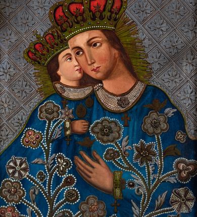 Zdjęcie nr 2: Feretron w typie obrazowym osadzony na prostopadłościennej, profilowanej podstawie z parą otworów na drążki, ujęty jest ażurowym obramieniem w formie ornamentu roślinnego. Pola obrazowe mają kształt stojących prostokątów. Awers zajmuje wizerunek Matki Boskiej Kalwaryjskiej. Ukazana w półpostaci Maria zwrócona jest na wprost. Głowę kieruje w trzech czwartych w prawo. Długie, brązowe włosy opadają na plecy. Maria lewą ręką wskazuje na podtrzymywane prawą Dzieciątko tulące się do jej policzka. Owalne twarze charakteryzują pełne rysy, długie proste nosy, duże oczy i drobne usta. Na głowach postaci, okolonych promienistymi nimbami, są zamknięte korony. Niebieskie szaty zdobione są haftowanym złotymi nićmi i kamieniami wzorem kwiatowym, na szyjach szerokie kolie z pereł. Srebrzone tło zdobi motyw wpisanych w romby rozet.
Na rewersie feretronu jest przedstawienie Matki Boskiej Saletyńskiej. Pośrodku kompozycji ukazana jest całopostaciowa sylwetka Marii stojącej na prostopadłościennej, kamiennej płycie. Zwróconą w trzech czwartych w prawo, lekko przechyloną głowę charakteryzuje zaokrąglona twarz o pełnych rysach, dużych oczach, długim nosie i wydatnych ustach. Na bladych policzkach widoczne są stróżki łez. Ręce skrzyżowane na piersiach. Maria ubrana jest w jasnoróżową suknię o dole, dekolcie i mankietach obszytych żółtymi koralikami, owalnymi i romboidalnymi kamieniami niebieskimi i zielonymi oraz perłami. W pasie przewiązany jest żółty fartuch. Na szyję nałożony jest biały szal w żółto-niebieskie paski oraz krucyfiks z młotkiem i obcęgami na końcach poziomej belki. Głowę osłania biały, półprzejrzysty, koronkowy welon sięgający bioder, pod którym widoczna jest chusta w biało-zielone pasy. Okoloną promienistym nimbem głowę wieńczy zamknięta korona ozdobiona drobnymi, kolorowymi różyczkami. Na stopach są białe, wyszywane kolorowymi kwiatkami buty. W głębi, na tle pejzażu z zabudową wiejską, rozgrywa się scena narracyjna. Po prawej stronie kompozycji na łące, na prostopadłościennym kamieniu siedzi Matka Boska, wspierając dłońmi twarz. Tuż obok widoczne jest tryskające do góry źródło. Nieco dalej znajdują się sylwetki śpiących Melanii i Maksymina ubranych na biało i niebiesko. Pastuszków od Marii oddziela wąska rzeczka z widocznym w głębi drewnianym mostkiem. Wyżej, na tle obłoków znajdują się trzy uskrzydlone główki anielskie. Lewą stronę kompozycji zajmuje stado pasących się krów, w dali zaś widoczni są klęczący ze złożonymi dłońmi Maksymin i Melania, spoglądający w górę, ku Marii unoszącej się na tle kremowych obłoków, czerwonej mandorli i wiązek promieni.     
Przy dolnej krawędzi napis „Cudowne Objawienie N(ajświętszej) P(anny) Maryj w Francyj na górze Sállette 1846”.