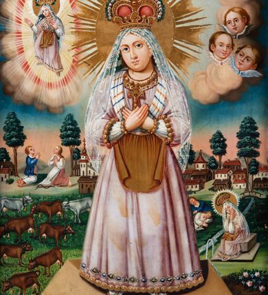 Zdjęcie nr 5: Feretron w typie obrazowym osadzony na prostopadłościennej, profilowanej podstawie z parą otworów na drążki, ujęty jest ażurowym obramieniem w formie ornamentu roślinnego. Pola obrazowe mają kształt stojących prostokątów. Awers zajmuje wizerunek Matki Boskiej Kalwaryjskiej. Ukazana w półpostaci Maria zwrócona jest na wprost. Głowę kieruje w trzech czwartych w prawo. Długie, brązowe włosy opadają na plecy. Maria lewą ręką wskazuje na podtrzymywane prawą Dzieciątko tulące się do jej policzka. Owalne twarze charakteryzują pełne rysy, długie proste nosy, duże oczy i drobne usta. Na głowach postaci, okolonych promienistymi nimbami, są zamknięte korony. Niebieskie szaty zdobione są haftowanym złotymi nićmi i kamieniami wzorem kwiatowym, na szyjach szerokie kolie z pereł. Srebrzone tło zdobi motyw wpisanych w romby rozet.
Na rewersie feretronu jest przedstawienie Matki Boskiej Saletyńskiej. Pośrodku kompozycji ukazana jest całopostaciowa sylwetka Marii stojącej na prostopadłościennej, kamiennej płycie. Zwróconą w trzech czwartych w prawo, lekko przechyloną głowę charakteryzuje zaokrąglona twarz o pełnych rysach, dużych oczach, długim nosie i wydatnych ustach. Na bladych policzkach widoczne są stróżki łez. Ręce skrzyżowane na piersiach. Maria ubrana jest w jasnoróżową suknię o dole, dekolcie i mankietach obszytych żółtymi koralikami, owalnymi i romboidalnymi kamieniami niebieskimi i zielonymi oraz perłami. W pasie przewiązany jest żółty fartuch. Na szyję nałożony jest biały szal w żółto-niebieskie paski oraz krucyfiks z młotkiem i obcęgami na końcach poziomej belki. Głowę osłania biały, półprzejrzysty, koronkowy welon sięgający bioder, pod którym widoczna jest chusta w biało-zielone pasy. Okoloną promienistym nimbem głowę wieńczy zamknięta korona ozdobiona drobnymi, kolorowymi różyczkami. Na stopach są białe, wyszywane kolorowymi kwiatkami buty. W głębi, na tle pejzażu z zabudową wiejską, rozgrywa się scena narracyjna. Po prawej stronie kompozycji na łące, na prostopadłościennym kamieniu siedzi Matka Boska, wspierając dłońmi twarz. Tuż obok widoczne jest tryskające do góry źródło. Nieco dalej znajdują się sylwetki śpiących Melanii i Maksymina ubranych na biało i niebiesko. Pastuszków od Marii oddziela wąska rzeczka z widocznym w głębi drewnianym mostkiem. Wyżej, na tle obłoków znajdują się trzy uskrzydlone główki anielskie. Lewą stronę kompozycji zajmuje stado pasących się krów, w dali zaś widoczni są klęczący ze złożonymi dłońmi Maksymin i Melania, spoglądający w górę, ku Marii unoszącej się na tle kremowych obłoków, czerwonej mandorli i wiązek promieni.     
Przy dolnej krawędzi napis „Cudowne Objawienie N(ajświętszej) P(anny) Maryj w Francyj na górze Sállette 1846”.