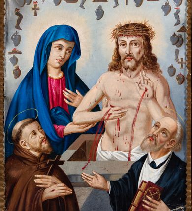 Zdjęcie nr 2: Feretron w typie obrazowym osadzony na prostopadłościennej, profilowanej podstawie z parą otworów na drążki ujęty jest ażurowym obramieniem w formie stylizowanej ornamentyki roślinnej. Na awersie znajduje się wizerunek Misericordia Domini z półpostaciowo ukazanymi sylwetkami Jezusa Miłosiernego i Matki Boskiej Bolesnej. Znajdujący się po prawej stronie kompozycji Jezus stojący w kamiennym sarkofagu ukazany jest na wprost. Zwróconą w trzech czwartych w prawo głowę charakteryzuje pociągła twarz o dużych oczach, długim nosie, wydatnych kościach policzkowych i krótkim zaroście. Skręcone włosy opadają na ramiona i plecy. Głowę wieńczy korona cierniowa. Nagą sylwetkę cechuje wyraźna muskulatura ciała, biodra przesłania białe perizonium. Z ran na dłoniach i w boku płyną strugi krwi, natomiast ciało i twarz pokrywają drobne krople. Po lewej stronie znajduje się sylwetka Matki Boskiej Bolesnej zwróconej nieznacznie w lewo. Przechyloną lekko głowę charakteryzuje pociągła twarz o dużych oczach, długim, lekko zakrzywionym nosie i drobnych ustach. Maria ubrana jest w różową suknię i ciemnoniebieski płaszcz osłaniający głowę i ramiona, podwinięty pod ręce. Lewą dłoń wspiera na piersiach, prawą ujmuje rękę Jezusa. W lewym, dolnym rogu kompozycji ukazana jest półpostaciowo sylwetka św. Franciszka z Asyżu zwróconego w trzech czwartych w lewo. Święty odchylając głowę z krótkim zarostem i tonsurą, spogląda w kierunku Jezusa. Skrzyżowane na piersiach dłonie noszą ślady stygmatów, w lewej trzyma krzyż. Święty ubrany jest w habit franciszkański i kukullę. Po przeciwległej stronie ukazana jest półpostaciowo sylwetka św. Jana Kantego w trzech czwartych zwróconego w lewo. Odchyloną głowę charakteryzują krótkie siwe włosy i zarost. Święty ubrany jest w togę akademicką. W lewej ręce trzyma księgę z godłem Uniwersytetu Jagiellońskiego, prawą wyciąga przed siebie. Wzdłuż górnej krawędzi obrazu namalowane są srebrne i złote wota w kształcie serc, rąk, nóg, krzyży czy trójkąta Opatrzności Bożej.     
Rewers stanowi reprezentacyjny wizerunek św. Barbary ukazanej w półpostaci, zwróconej w trzech czwartych w prawo. Owalną twarz charakteryzują delikatne, pełne rysy o dużych oczach, prostym nosie i wydatnych ustach. Długie, ciemny blond, skręcone włosy opadają na plecy i ramiona z wplecionymi w nie sznurami pereł. Głowę wieńczy otwarta korona z klejnotem tuż nad czołem. Uszy świętej zdobią długie kolczyki z pereł. Święta Barbara ubrana jest w białą koszulę z szerokimi, bufiastymi rękawami i zieloną, spiętą w pasie suknię z krótkimi, rozciętymi rękawami. Szeroki dekolt ujmuje kremowa chusta w niebiesko-czerwone paski podpięta dwoma dużymi, kameryzowanymi zaponami. Na ręce narzucony jest czerwony płaszcz z żółtym podszyciem. Głowę świętej okala promienisty nimb. W prawej, uniesionej na wysokości klatki piersiowej dłoni, trzyma kielich eucharystyczny z jaśniejącą hostią. W lewej, opuszczonej ręce trzyma miecz. W tle, po prawej stronie widoczna jest kamienna wieża.      
