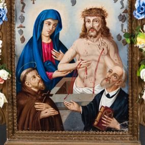 Zdjęcie nr 1: Feretron w typie obrazowym osadzony na prostopadłościennej, profilowanej podstawie z parą otworów na drążki ujęty jest ażurowym obramieniem w formie stylizowanej ornamentyki roślinnej. Na awersie znajduje się wizerunek Misericordia Domini z półpostaciowo ukazanymi sylwetkami Jezusa Miłosiernego i Matki Boskiej Bolesnej. Znajdujący się po prawej stronie kompozycji Jezus stojący w kamiennym sarkofagu ukazany jest na wprost. Zwróconą w trzech czwartych w prawo głowę charakteryzuje pociągła twarz o dużych oczach, długim nosie, wydatnych kościach policzkowych i krótkim zaroście. Skręcone włosy opadają na ramiona i plecy. Głowę wieńczy korona cierniowa. Nagą sylwetkę cechuje wyraźna muskulatura ciała, biodra przesłania białe perizonium. Z ran na dłoniach i w boku płyną strugi krwi, natomiast ciało i twarz pokrywają drobne krople. Po lewej stronie znajduje się sylwetka Matki Boskiej Bolesnej zwróconej nieznacznie w lewo. Przechyloną lekko głowę charakteryzuje pociągła twarz o dużych oczach, długim, lekko zakrzywionym nosie i drobnych ustach. Maria ubrana jest w różową suknię i ciemnoniebieski płaszcz osłaniający głowę i ramiona, podwinięty pod ręce. Lewą dłoń wspiera na piersiach, prawą ujmuje rękę Jezusa. W lewym, dolnym rogu kompozycji ukazana jest półpostaciowo sylwetka św. Franciszka z Asyżu zwróconego w trzech czwartych w lewo. Święty odchylając głowę z krótkim zarostem i tonsurą, spogląda w kierunku Jezusa. Skrzyżowane na piersiach dłonie noszą ślady stygmatów, w lewej trzyma krzyż. Święty ubrany jest w habit franciszkański i kukullę. Po przeciwległej stronie ukazana jest półpostaciowo sylwetka św. Jana Kantego w trzech czwartych zwróconego w lewo. Odchyloną głowę charakteryzują krótkie siwe włosy i zarost. Święty ubrany jest w togę akademicką. W lewej ręce trzyma księgę z godłem Uniwersytetu Jagiellońskiego, prawą wyciąga przed siebie. Wzdłuż górnej krawędzi obrazu namalowane są srebrne i złote wota w kształcie serc, rąk, nóg, krzyży czy trójkąta Opatrzności Bożej.     
Rewers stanowi reprezentacyjny wizerunek św. Barbary ukazanej w półpostaci, zwróconej w trzech czwartych w prawo. Owalną twarz charakteryzują delikatne, pełne rysy o dużych oczach, prostym nosie i wydatnych ustach. Długie, ciemny blond, skręcone włosy opadają na plecy i ramiona z wplecionymi w nie sznurami pereł. Głowę wieńczy otwarta korona z klejnotem tuż nad czołem. Uszy świętej zdobią długie kolczyki z pereł. Święta Barbara ubrana jest w białą koszulę z szerokimi, bufiastymi rękawami i zieloną, spiętą w pasie suknię z krótkimi, rozciętymi rękawami. Szeroki dekolt ujmuje kremowa chusta w niebiesko-czerwone paski podpięta dwoma dużymi, kameryzowanymi zaponami. Na ręce narzucony jest czerwony płaszcz z żółtym podszyciem. Głowę świętej okala promienisty nimb. W prawej, uniesionej na wysokości klatki piersiowej dłoni, trzyma kielich eucharystyczny z jaśniejącą hostią. W lewej, opuszczonej ręce trzyma miecz. W tle, po prawej stronie widoczna jest kamienna wieża.      
