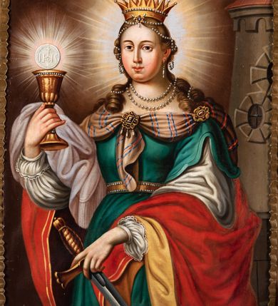 Zdjęcie nr 4: Feretron w typie obrazowym osadzony na prostopadłościennej, profilowanej podstawie z parą otworów na drążki ujęty jest ażurowym obramieniem w formie stylizowanej ornamentyki roślinnej. Na awersie znajduje się wizerunek Misericordia Domini z półpostaciowo ukazanymi sylwetkami Jezusa Miłosiernego i Matki Boskiej Bolesnej. Znajdujący się po prawej stronie kompozycji Jezus stojący w kamiennym sarkofagu ukazany jest na wprost. Zwróconą w trzech czwartych w prawo głowę charakteryzuje pociągła twarz o dużych oczach, długim nosie, wydatnych kościach policzkowych i krótkim zaroście. Skręcone włosy opadają na ramiona i plecy. Głowę wieńczy korona cierniowa. Nagą sylwetkę cechuje wyraźna muskulatura ciała, biodra przesłania białe perizonium. Z ran na dłoniach i w boku płyną strugi krwi, natomiast ciało i twarz pokrywają drobne krople. Po lewej stronie znajduje się sylwetka Matki Boskiej Bolesnej zwróconej nieznacznie w lewo. Przechyloną lekko głowę charakteryzuje pociągła twarz o dużych oczach, długim, lekko zakrzywionym nosie i drobnych ustach. Maria ubrana jest w różową suknię i ciemnoniebieski płaszcz osłaniający głowę i ramiona, podwinięty pod ręce. Lewą dłoń wspiera na piersiach, prawą ujmuje rękę Jezusa. W lewym, dolnym rogu kompozycji ukazana jest półpostaciowo sylwetka św. Franciszka z Asyżu zwróconego w trzech czwartych w lewo. Święty odchylając głowę z krótkim zarostem i tonsurą, spogląda w kierunku Jezusa. Skrzyżowane na piersiach dłonie noszą ślady stygmatów, w lewej trzyma krzyż. Święty ubrany jest w habit franciszkański i kukullę. Po przeciwległej stronie ukazana jest półpostaciowo sylwetka św. Jana Kantego w trzech czwartych zwróconego w lewo. Odchyloną głowę charakteryzują krótkie siwe włosy i zarost. Święty ubrany jest w togę akademicką. W lewej ręce trzyma księgę z godłem Uniwersytetu Jagiellońskiego, prawą wyciąga przed siebie. Wzdłuż górnej krawędzi obrazu namalowane są srebrne i złote wota w kształcie serc, rąk, nóg, krzyży czy trójkąta Opatrzności Bożej.     
Rewers stanowi reprezentacyjny wizerunek św. Barbary ukazanej w półpostaci, zwróconej w trzech czwartych w prawo. Owalną twarz charakteryzują delikatne, pełne rysy o dużych oczach, prostym nosie i wydatnych ustach. Długie, ciemny blond, skręcone włosy opadają na plecy i ramiona z wplecionymi w nie sznurami pereł. Głowę wieńczy otwarta korona z klejnotem tuż nad czołem. Uszy świętej zdobią długie kolczyki z pereł. Święta Barbara ubrana jest w białą koszulę z szerokimi, bufiastymi rękawami i zieloną, spiętą w pasie suknię z krótkimi, rozciętymi rękawami. Szeroki dekolt ujmuje kremowa chusta w niebiesko-czerwone paski podpięta dwoma dużymi, kameryzowanymi zaponami. Na ręce narzucony jest czerwony płaszcz z żółtym podszyciem. Głowę świętej okala promienisty nimb. W prawej, uniesionej na wysokości klatki piersiowej dłoni, trzyma kielich eucharystyczny z jaśniejącą hostią. W lewej, opuszczonej ręce trzyma miecz. W tle, po prawej stronie widoczna jest kamienna wieża.      
