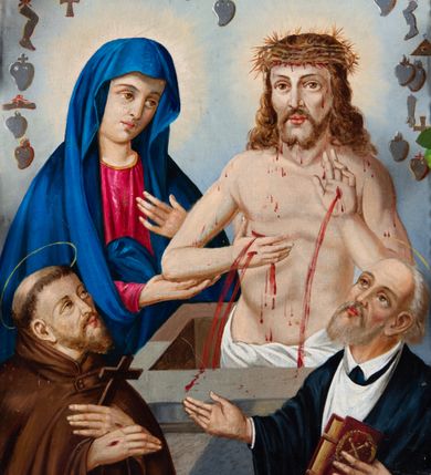 Zdjęcie nr 3: Feretron w typie obrazowym osadzony na prostopadłościennej, profilowanej podstawie z parą otworów na drążki ujęty jest ażurowym obramieniem w formie stylizowanej ornamentyki roślinnej. Na awersie znajduje się wizerunek Misericordia Domini z półpostaciowo ukazanymi sylwetkami Jezusa Miłosiernego i Matki Boskiej Bolesnej. Znajdujący się po prawej stronie kompozycji Jezus stojący w kamiennym sarkofagu ukazany jest na wprost. Zwróconą w trzech czwartych w prawo głowę charakteryzuje pociągła twarz o dużych oczach, długim nosie, wydatnych kościach policzkowych i krótkim zaroście. Skręcone włosy opadają na ramiona i plecy. Głowę wieńczy korona cierniowa. Nagą sylwetkę cechuje wyraźna muskulatura ciała, biodra przesłania białe perizonium. Z ran na dłoniach i w boku płyną strugi krwi, natomiast ciało i twarz pokrywają drobne krople. Po lewej stronie znajduje się sylwetka Matki Boskiej Bolesnej zwróconej nieznacznie w lewo. Przechyloną lekko głowę charakteryzuje pociągła twarz o dużych oczach, długim, lekko zakrzywionym nosie i drobnych ustach. Maria ubrana jest w różową suknię i ciemnoniebieski płaszcz osłaniający głowę i ramiona, podwinięty pod ręce. Lewą dłoń wspiera na piersiach, prawą ujmuje rękę Jezusa. W lewym, dolnym rogu kompozycji ukazana jest półpostaciowo sylwetka św. Franciszka z Asyżu zwróconego w trzech czwartych w lewo. Święty odchylając głowę z krótkim zarostem i tonsurą, spogląda w kierunku Jezusa. Skrzyżowane na piersiach dłonie noszą ślady stygmatów, w lewej trzyma krzyż. Święty ubrany jest w habit franciszkański i kukullę. Po przeciwległej stronie ukazana jest półpostaciowo sylwetka św. Jana Kantego w trzech czwartych zwróconego w lewo. Odchyloną głowę charakteryzują krótkie siwe włosy i zarost. Święty ubrany jest w togę akademicką. W lewej ręce trzyma księgę z godłem Uniwersytetu Jagiellońskiego, prawą wyciąga przed siebie. Wzdłuż górnej krawędzi obrazu namalowane są srebrne i złote wota w kształcie serc, rąk, nóg, krzyży czy trójkąta Opatrzności Bożej.     
Rewers stanowi reprezentacyjny wizerunek św. Barbary ukazanej w półpostaci, zwróconej w trzech czwartych w prawo. Owalną twarz charakteryzują delikatne, pełne rysy o dużych oczach, prostym nosie i wydatnych ustach. Długie, ciemny blond, skręcone włosy opadają na plecy i ramiona z wplecionymi w nie sznurami pereł. Głowę wieńczy otwarta korona z klejnotem tuż nad czołem. Uszy świętej zdobią długie kolczyki z pereł. Święta Barbara ubrana jest w białą koszulę z szerokimi, bufiastymi rękawami i zieloną, spiętą w pasie suknię z krótkimi, rozciętymi rękawami. Szeroki dekolt ujmuje kremowa chusta w niebiesko-czerwone paski podpięta dwoma dużymi, kameryzowanymi zaponami. Na ręce narzucony jest czerwony płaszcz z żółtym podszyciem. Głowę świętej okala promienisty nimb. W prawej, uniesionej na wysokości klatki piersiowej dłoni, trzyma kielich eucharystyczny z jaśniejącą hostią. W lewej, opuszczonej ręce trzyma miecz. W tle, po prawej stronie widoczna jest kamienna wieża.      
