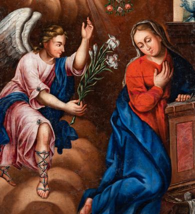 Zdjęcie nr 1: Obraz w kształcie stojącego prostokąta, ujęty profilowaną, złoconą ramą zdobioną w narożach motywami ornamentalnymi, przedstawia scenę Zwiastowania Najświętszej Marii Pannie. Po prawej stronie kompozycji znajduje się postać klęczącej na klęczniku Marii skierowanej w prawo i odwracającej się ku znajdującemu się za nią archaniołowi Gabrielowi. Głowa Marii jest lekko opuszczona i przechylona na prawe ramię, owalną twarz charakteryzują delikatne, młodzieńcze rysy z długim, nosem, drobnymi ustami i półprzymkniętymi oczami. Ciemne blond włosy widoczne są spod osłaniającej głowę i opadającej na plecy białej chusty. Strój Marii stanowi czerwona, przewiązana w pasie suknia oraz przerzucony przez lewe ramię i osłaniający nogi niebieski płaszcz. Na stopach są sandały. Maria prawą rękę wspiera na piersiach, lewą na otwartej księdze leżącej na pulpicie klęcznika. Po lewej stronie kompozycji ukazana jest przyklękająca na obłokach postać archanioła Gabriela zwróconego w trzech czwartych w lewo. Ukazaną w profilu twarz charakteryzują wyraziste rysy, długie, blond, skręcone włosy opadają na plecy. Archanioł ubrany jest w jasnoróżową suknię o podpiętych dekoracyjnymi zaponami rękawach i dolnym brzegu. Przez lewe ramię przerzucony jest niebieski płaszcz. Na plecach widoczne są skrzydła, na nogach wysoko wiązane sandały. Lewą rękę wznosi ku górze, w prawej zgiętej w łokciu i wyciągniętej przed siebie trzyma kwiat białej lilii. W górnej partii kompozycji, pośród obłoków widoczne są sylwetki aniołków, z których jeden trzyma gałązki różane. Pośrodku, na tle promienistej glorii ukazana jest gołębica Ducha Świętego. Po prawej stronie, tuż przy krawędzi, widoczne jest fragmentarycznie okno ze stojącym na parapecie wysokim wazonem z białymi i różowymi różami oraz lilią. W lewym, dolnym rogu, obok klęcznika znajduje się kosz z motkiem i robótką oraz zamknięta księga. Sygnatura: „A(nno) D(omini) 1848 / Jan Stankiewicz pinx[it] / osw[?] / Fondator / [...] Kod[?]ski”.