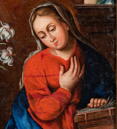 Zdjęcie nr 4: Obraz w kształcie stojącego prostokąta, ujęty profilowaną, złoconą ramą zdobioną w narożach motywami ornamentalnymi, przedstawia scenę Zwiastowania Najświętszej Marii Pannie. Po prawej stronie kompozycji znajduje się postać klęczącej na klęczniku Marii skierowanej w prawo i odwracającej się ku znajdującemu się za nią archaniołowi Gabrielowi. Głowa Marii jest lekko opuszczona i przechylona na prawe ramię, owalną twarz charakteryzują delikatne, młodzieńcze rysy z długim, nosem, drobnymi ustami i półprzymkniętymi oczami. Ciemne blond włosy widoczne są spod osłaniającej głowę i opadającej na plecy białej chusty. Strój Marii stanowi czerwona, przewiązana w pasie suknia oraz przerzucony przez lewe ramię i osłaniający nogi niebieski płaszcz. Na stopach są sandały. Maria prawą rękę wspiera na piersiach, lewą na otwartej księdze leżącej na pulpicie klęcznika. Po lewej stronie kompozycji ukazana jest przyklękająca na obłokach postać archanioła Gabriela zwróconego w trzech czwartych w lewo. Ukazaną w profilu twarz charakteryzują wyraziste rysy, długie, blond, skręcone włosy opadają na plecy. Archanioł ubrany jest w jasnoróżową suknię o podpiętych dekoracyjnymi zaponami rękawach i dolnym brzegu. Przez lewe ramię przerzucony jest niebieski płaszcz. Na plecach widoczne są skrzydła, na nogach wysoko wiązane sandały. Lewą rękę wznosi ku górze, w prawej zgiętej w łokciu i wyciągniętej przed siebie trzyma kwiat białej lilii. W górnej partii kompozycji, pośród obłoków widoczne są sylwetki aniołków, z których jeden trzyma gałązki różane. Pośrodku, na tle promienistej glorii ukazana jest gołębica Ducha Świętego. Po prawej stronie, tuż przy krawędzi, widoczne jest fragmentarycznie okno ze stojącym na parapecie wysokim wazonem z białymi i różowymi różami oraz lilią. W lewym, dolnym rogu, obok klęcznika znajduje się kosz z motkiem i robótką oraz zamknięta księga. Sygnatura: „A(nno) D(omini) 1848 / Jan Stankiewicz pinx[it] / osw[?] / Fondator / [...] Kod[?]ski”.