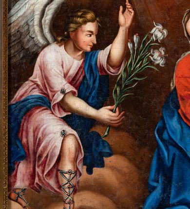 Zdjęcie nr 6: Obraz w kształcie stojącego prostokąta, ujęty profilowaną, złoconą ramą zdobioną w narożach motywami ornamentalnymi, przedstawia scenę Zwiastowania Najświętszej Marii Pannie. Po prawej stronie kompozycji znajduje się postać klęczącej na klęczniku Marii skierowanej w prawo i odwracającej się ku znajdującemu się za nią archaniołowi Gabrielowi. Głowa Marii jest lekko opuszczona i przechylona na prawe ramię, owalną twarz charakteryzują delikatne, młodzieńcze rysy z długim, nosem, drobnymi ustami i półprzymkniętymi oczami. Ciemne blond włosy widoczne są spod osłaniającej głowę i opadającej na plecy białej chusty. Strój Marii stanowi czerwona, przewiązana w pasie suknia oraz przerzucony przez lewe ramię i osłaniający nogi niebieski płaszcz. Na stopach są sandały. Maria prawą rękę wspiera na piersiach, lewą na otwartej księdze leżącej na pulpicie klęcznika. Po lewej stronie kompozycji ukazana jest przyklękająca na obłokach postać archanioła Gabriela zwróconego w trzech czwartych w lewo. Ukazaną w profilu twarz charakteryzują wyraziste rysy, długie, blond, skręcone włosy opadają na plecy. Archanioł ubrany jest w jasnoróżową suknię o podpiętych dekoracyjnymi zaponami rękawach i dolnym brzegu. Przez lewe ramię przerzucony jest niebieski płaszcz. Na plecach widoczne są skrzydła, na nogach wysoko wiązane sandały. Lewą rękę wznosi ku górze, w prawej zgiętej w łokciu i wyciągniętej przed siebie trzyma kwiat białej lilii. W górnej partii kompozycji, pośród obłoków widoczne są sylwetki aniołków, z których jeden trzyma gałązki różane. Pośrodku, na tle promienistej glorii ukazana jest gołębica Ducha Świętego. Po prawej stronie, tuż przy krawędzi, widoczne jest fragmentarycznie okno ze stojącym na parapecie wysokim wazonem z białymi i różowymi różami oraz lilią. W lewym, dolnym rogu, obok klęcznika znajduje się kosz z motkiem i robótką oraz zamknięta księga. Sygnatura: „A(nno) D(omini) 1848 / Jan Stankiewicz pinx[it] / osw[?] / Fondator / [...] Kod[?]ski”.