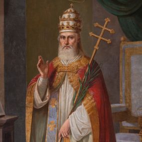 Zdjęcie nr 1: Obraz w kształcie stojącego prostokąta ujęty został w prostokątną, profilowaną ramę zwieńczoną nadwieszonym łukiem odcinkowym. W centrum kompozycji ukazano w całej postaci frontalnie św. papieża Urbana. Jego głowę ujęto nieznacznie w trzech czwartych w prawo. Papież prawą rękę unosi w geście błogosławieństwa, a w lewej trzyma złoty, papieski krzyż z dwiema poprzeczkami oraz palmę męczeństwa. Jest to starszy mężczyzna z długą, siwą brodą i włosami widocznymi spod kosztownej tiary papieskiej, jaką ma założoną na głowie. Jego pociągła twarz charakteryzuje się dostojnym spojrzeniem, prostym nosem i wydatnymi ustami. Ubrany jest w białą albę z humerałem, bladofioletową stułę oraz szkarłatną kapę lamowaną złocistą, dekoracyjną bortą. Urbana ukazano we wnętrzu komnaty obok ustawionego z prawej strony kompozycji tronu z podłokietnikami na podwyższeniu, wyścielonego bladofioletową tapicerką, dekorowaną złocistym obszyciem w kształcie taśmy i widocznego z lewej strony krucyfiksu stojącego na postumencie, pod którym przedstawiono otwartą księgę.