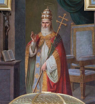 Zdjęcie nr 8: Nastawa ołtarza głównego przyjęła formę przyściennej, trójosiowej, jednokondygnacyjnej struktury architektonicznej ze wieńczeniem. Drewniany stipes ołtarzowy uzyskał kształt leżącego prostopadłościanu podtrzymującego mensę z portatylem, ustawionego na jednostopniowym podeście. Front stipesu udekorowano trzema płycinami obwiedzionymi profilowanymi listwami z rzeźbionymi ornamentami w polach. Na mensie ustawiono drewniane tabernakulum na rzucie trapezu. W dolnej części artykułują je czworoboczne płyciny z ornamentem geometrycznym, rozdzielone spływami wolutowymi podtrzymującymi profilowany gzyms, a w górnej części rozbudowany tron wystawienia. Prostopadłościenne, pancerne tabernakulum usytuowano na osi zdobiąc jego czworoboczne drzwiczki płyciną z trybowanym przedstawieniem kielicha w otoczeniu winnej latorośli i kłosów zbóż. Tron wystawienia przyjął formę trójarkadowej kapliczki zwieńczonej gzymsem koronującym i spłaszczonym dachem pokrytym złoconą rybią łuską. Arkady wsparto na korynckich, kanelowanych kolumienkach. W przyłuczach arkady środkowej, wypełnionej niszą na monstrancję, ukazano uskrzydlone dwie główki anielskie, a w przyłuczach arkad skrajnych motywy ornamentalne. Pod arkadami w osiach skrajnych umieszczono w niszach klęczących na jedno kolana na postumentach adorujących aniołów. Wsparty na arkadach gzyms koronujący ozdobiono profilowaniem i rytmicznie powtarzającymi się konsolkami. Za stipesem ustawiono strukturę ołtarzowa wspartą na wysokim cokole, artykułowaną czterema wysuniętym do przodu dwustopniowymi postumentami dekorowanymi profilowanym gzymsowaniem oraz prostokątnymi płycinami ujętymi w profilowane obramienia. W górnej strefie w płycinach od frontu wyobrażono uskrzydlone głowy symboli czterech Ewangelistów. Idę od lewej jest to głowa woła, anioła, orła i lwa. Natomiast w dolne strefie w płycinach znalazły się od lewej: skrzyżowane bicze z trzciną, na tle których wyobrażono chustę Weroniki, świecznik siedmioramienny z miedzianym wężem na palu na tle pektorału żydowskiego arcykapłana, tablice Dekalogu na tle skrzyżowanych trąb oraz krzyż skrzyżowany z kolumną biczowania wraz z lancą i gąbką na kiju. Pomiędzy postumentami w osiach skrajnych partii cokołowej usytuowano dwoje drzwi prowadzących do zakrystii, zdobionych czworobocznymi płycinami. Na postumentach ustawiono cztery kanelowane kolumny o kapitelach kompozytowych z impostami podtrzymujących belkowanie wyłamane na ich osi. Pomiędzy kolumnami artykułującymi kondygnację w osi środkowej umieszczono pole obrazowe, a w osiach skrajnych półkoliste nisze z ustawionymi w nich na postumentach figurami ŚŚ. Apostołów Piotra i Pawła. Zarówno nad polem obrazowym, jak i nad niszami oraz pod nimi widoczny jest ornament roślinny. Pole obrazowe na osi retabulum przyjęło kształt stojącego prostokąta z nadwieszonym półkolistym łukiem odcinkowym. Ujmuje je profilowana rama. W polu umieszczono obraz Wniebowzięcia Najświętszej Marii Panny, a na dwóch zasuwach przedstawienie św. Urbana oraz św. Barbary. Na belkowaniu w osiach skrajnych nad kolumnami zewnętrznymi usytuowano dwa przerwane przyczółki z leżącymi na nich parą aniołów trzymających krzyż i kotwicę. Natomiast na osi kolumn wewnętrznych na postumentach siedzą dwa złocone putta. Zwieńczenie ołtarza przyjęło kształt leżącego prostokąta flankowanego przez pilaster i kolumienkę podtrzymujących odcinki wyłamanego belkowania, na którym wsparto półkolisty, profilowany łuk odcinkowy wieńczący całość. Ponad tymi podporami umieszczono złocone, siedzące putta, a na osi łuku wieńczącego w promieniach z obłoczkami gołębicę Ducha Świętego. W polu zwieńczenia usytuowano półkolistą niszę ze stojącą figurą Boga Ojca. Ujmuje ją półkoliste obramienie zdobione stylizowaną ornamentyką roślinno-geometryczną. Strukturę architektoniczną retabulum polichromowano w tonacji jasnopastelowej zieleni, ornamenty, profile architektoniczne zostały wyzłocone, natomiast figury apostołów, Boga Ojca oraz aniołów przy tabernakulum i w zwieńczeniu w osiach skrajnych zostały naturalistycznie polichromowane. 