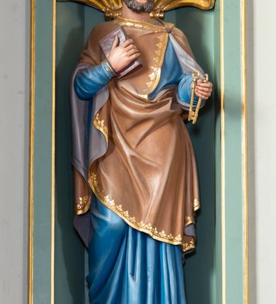 Zdjęcie nr 6: Nastawa ołtarza głównego przyjęła formę przyściennej, trójosiowej, jednokondygnacyjnej struktury architektonicznej ze wieńczeniem. Drewniany stipes ołtarzowy uzyskał kształt leżącego prostopadłościanu podtrzymującego mensę z portatylem, ustawionego na jednostopniowym podeście. Front stipesu udekorowano trzema płycinami obwiedzionymi profilowanymi listwami z rzeźbionymi ornamentami w polach. Na mensie ustawiono drewniane tabernakulum na rzucie trapezu. W dolnej części artykułują je czworoboczne płyciny z ornamentem geometrycznym, rozdzielone spływami wolutowymi podtrzymującymi profilowany gzyms, a w górnej części rozbudowany tron wystawienia. Prostopadłościenne, pancerne tabernakulum usytuowano na osi zdobiąc jego czworoboczne drzwiczki płyciną z trybowanym przedstawieniem kielicha w otoczeniu winnej latorośli i kłosów zbóż. Tron wystawienia przyjął formę trójarkadowej kapliczki zwieńczonej gzymsem koronującym i spłaszczonym dachem pokrytym złoconą rybią łuską. Arkady wsparto na korynckich, kanelowanych kolumienkach. W przyłuczach arkady środkowej, wypełnionej niszą na monstrancję, ukazano uskrzydlone dwie główki anielskie, a w przyłuczach arkad skrajnych motywy ornamentalne. Pod arkadami w osiach skrajnych umieszczono w niszach klęczących na jedno kolana na postumentach adorujących aniołów. Wsparty na arkadach gzyms koronujący ozdobiono profilowaniem i rytmicznie powtarzającymi się konsolkami. Za stipesem ustawiono strukturę ołtarzowa wspartą na wysokim cokole, artykułowaną czterema wysuniętym do przodu dwustopniowymi postumentami dekorowanymi profilowanym gzymsowaniem oraz prostokątnymi płycinami ujętymi w profilowane obramienia. W górnej strefie w płycinach od frontu wyobrażono uskrzydlone głowy symboli czterech Ewangelistów. Idę od lewej jest to głowa woła, anioła, orła i lwa. Natomiast w dolne strefie w płycinach znalazły się od lewej: skrzyżowane bicze z trzciną, na tle których wyobrażono chustę Weroniki, świecznik siedmioramienny z miedzianym wężem na palu na tle pektorału żydowskiego arcykapłana, tablice Dekalogu na tle skrzyżowanych trąb oraz krzyż skrzyżowany z kolumną biczowania wraz z lancą i gąbką na kiju. Pomiędzy postumentami w osiach skrajnych partii cokołowej usytuowano dwoje drzwi prowadzących do zakrystii, zdobionych czworobocznymi płycinami. Na postumentach ustawiono cztery kanelowane kolumny o kapitelach kompozytowych z impostami podtrzymujących belkowanie wyłamane na ich osi. Pomiędzy kolumnami artykułującymi kondygnację w osi środkowej umieszczono pole obrazowe, a w osiach skrajnych półkoliste nisze z ustawionymi w nich na postumentach figurami ŚŚ. Apostołów Piotra i Pawła. Zarówno nad polem obrazowym, jak i nad niszami oraz pod nimi widoczny jest ornament roślinny. Pole obrazowe na osi retabulum przyjęło kształt stojącego prostokąta z nadwieszonym półkolistym łukiem odcinkowym. Ujmuje je profilowana rama. W polu umieszczono obraz Wniebowzięcia Najświętszej Marii Panny, a na dwóch zasuwach przedstawienie św. Urbana oraz św. Barbary. Na belkowaniu w osiach skrajnych nad kolumnami zewnętrznymi usytuowano dwa przerwane przyczółki z leżącymi na nich parą aniołów trzymających krzyż i kotwicę. Natomiast na osi kolumn wewnętrznych na postumentach siedzą dwa złocone putta. Zwieńczenie ołtarza przyjęło kształt leżącego prostokąta flankowanego przez pilaster i kolumienkę podtrzymujących odcinki wyłamanego belkowania, na którym wsparto półkolisty, profilowany łuk odcinkowy wieńczący całość. Ponad tymi podporami umieszczono złocone, siedzące putta, a na osi łuku wieńczącego w promieniach z obłoczkami gołębicę Ducha Świętego. W polu zwieńczenia usytuowano półkolistą niszę ze stojącą figurą Boga Ojca. Ujmuje ją półkoliste obramienie zdobione stylizowaną ornamentyką roślinno-geometryczną. Strukturę architektoniczną retabulum polichromowano w tonacji jasnopastelowej zieleni, ornamenty, profile architektoniczne zostały wyzłocone, natomiast figury apostołów, Boga Ojca oraz aniołów przy tabernakulum i w zwieńczeniu w osiach skrajnych zostały naturalistycznie polichromowane. 