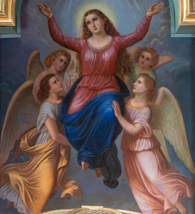 Zdjęcie nr 11: Nastawa ołtarza głównego przyjęła formę przyściennej, trójosiowej, jednokondygnacyjnej struktury architektonicznej ze wieńczeniem. Drewniany stipes ołtarzowy uzyskał kształt leżącego prostopadłościanu podtrzymującego mensę z portatylem, ustawionego na jednostopniowym podeście. Front stipesu udekorowano trzema płycinami obwiedzionymi profilowanymi listwami z rzeźbionymi ornamentami w polach. Na mensie ustawiono drewniane tabernakulum na rzucie trapezu. W dolnej części artykułują je czworoboczne płyciny z ornamentem geometrycznym, rozdzielone spływami wolutowymi podtrzymującymi profilowany gzyms, a w górnej części rozbudowany tron wystawienia. Prostopadłościenne, pancerne tabernakulum usytuowano na osi zdobiąc jego czworoboczne drzwiczki płyciną z trybowanym przedstawieniem kielicha w otoczeniu winnej latorośli i kłosów zbóż. Tron wystawienia przyjął formę trójarkadowej kapliczki zwieńczonej gzymsem koronującym i spłaszczonym dachem pokrytym złoconą rybią łuską. Arkady wsparto na korynckich, kanelowanych kolumienkach. W przyłuczach arkady środkowej, wypełnionej niszą na monstrancję, ukazano uskrzydlone dwie główki anielskie, a w przyłuczach arkad skrajnych motywy ornamentalne. Pod arkadami w osiach skrajnych umieszczono w niszach klęczących na jedno kolana na postumentach adorujących aniołów. Wsparty na arkadach gzyms koronujący ozdobiono profilowaniem i rytmicznie powtarzającymi się konsolkami. Za stipesem ustawiono strukturę ołtarzowa wspartą na wysokim cokole, artykułowaną czterema wysuniętym do przodu dwustopniowymi postumentami dekorowanymi profilowanym gzymsowaniem oraz prostokątnymi płycinami ujętymi w profilowane obramienia. W górnej strefie w płycinach od frontu wyobrażono uskrzydlone głowy symboli czterech Ewangelistów. Idę od lewej jest to głowa woła, anioła, orła i lwa. Natomiast w dolne strefie w płycinach znalazły się od lewej: skrzyżowane bicze z trzciną, na tle których wyobrażono chustę Weroniki, świecznik siedmioramienny z miedzianym wężem na palu na tle pektorału żydowskiego arcykapłana, tablice Dekalogu na tle skrzyżowanych trąb oraz krzyż skrzyżowany z kolumną biczowania wraz z lancą i gąbką na kiju. Pomiędzy postumentami w osiach skrajnych partii cokołowej usytuowano dwoje drzwi prowadzących do zakrystii, zdobionych czworobocznymi płycinami. Na postumentach ustawiono cztery kanelowane kolumny o kapitelach kompozytowych z impostami podtrzymujących belkowanie wyłamane na ich osi. Pomiędzy kolumnami artykułującymi kondygnację w osi środkowej umieszczono pole obrazowe, a w osiach skrajnych półkoliste nisze z ustawionymi w nich na postumentach figurami ŚŚ. Apostołów Piotra i Pawła. Zarówno nad polem obrazowym, jak i nad niszami oraz pod nimi widoczny jest ornament roślinny. Pole obrazowe na osi retabulum przyjęło kształt stojącego prostokąta z nadwieszonym półkolistym łukiem odcinkowym. Ujmuje je profilowana rama. W polu umieszczono obraz Wniebowzięcia Najświętszej Marii Panny, a na dwóch zasuwach przedstawienie św. Urbana oraz św. Barbary. Na belkowaniu w osiach skrajnych nad kolumnami zewnętrznymi usytuowano dwa przerwane przyczółki z leżącymi na nich parą aniołów trzymających krzyż i kotwicę. Natomiast na osi kolumn wewnętrznych na postumentach siedzą dwa złocone putta. Zwieńczenie ołtarza przyjęło kształt leżącego prostokąta flankowanego przez pilaster i kolumienkę podtrzymujących odcinki wyłamanego belkowania, na którym wsparto półkolisty, profilowany łuk odcinkowy wieńczący całość. Ponad tymi podporami umieszczono złocone, siedzące putta, a na osi łuku wieńczącego w promieniach z obłoczkami gołębicę Ducha Świętego. W polu zwieńczenia usytuowano półkolistą niszę ze stojącą figurą Boga Ojca. Ujmuje ją półkoliste obramienie zdobione stylizowaną ornamentyką roślinno-geometryczną. Strukturę architektoniczną retabulum polichromowano w tonacji jasnopastelowej zieleni, ornamenty, profile architektoniczne zostały wyzłocone, natomiast figury apostołów, Boga Ojca oraz aniołów przy tabernakulum i w zwieńczeniu w osiach skrajnych zostały naturalistycznie polichromowane. 