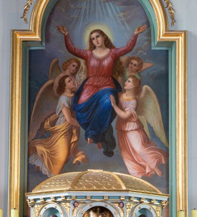 Zdjęcie nr 10: Nastawa ołtarza głównego przyjęła formę przyściennej, trójosiowej, jednokondygnacyjnej struktury architektonicznej ze wieńczeniem. Drewniany stipes ołtarzowy uzyskał kształt leżącego prostopadłościanu podtrzymującego mensę z portatylem, ustawionego na jednostopniowym podeście. Front stipesu udekorowano trzema płycinami obwiedzionymi profilowanymi listwami z rzeźbionymi ornamentami w polach. Na mensie ustawiono drewniane tabernakulum na rzucie trapezu. W dolnej części artykułują je czworoboczne płyciny z ornamentem geometrycznym, rozdzielone spływami wolutowymi podtrzymującymi profilowany gzyms, a w górnej części rozbudowany tron wystawienia. Prostopadłościenne, pancerne tabernakulum usytuowano na osi zdobiąc jego czworoboczne drzwiczki płyciną z trybowanym przedstawieniem kielicha w otoczeniu winnej latorośli i kłosów zbóż. Tron wystawienia przyjął formę trójarkadowej kapliczki zwieńczonej gzymsem koronującym i spłaszczonym dachem pokrytym złoconą rybią łuską. Arkady wsparto na korynckich, kanelowanych kolumienkach. W przyłuczach arkady środkowej, wypełnionej niszą na monstrancję, ukazano uskrzydlone dwie główki anielskie, a w przyłuczach arkad skrajnych motywy ornamentalne. Pod arkadami w osiach skrajnych umieszczono w niszach klęczących na jedno kolana na postumentach adorujących aniołów. Wsparty na arkadach gzyms koronujący ozdobiono profilowaniem i rytmicznie powtarzającymi się konsolkami. Za stipesem ustawiono strukturę ołtarzowa wspartą na wysokim cokole, artykułowaną czterema wysuniętym do przodu dwustopniowymi postumentami dekorowanymi profilowanym gzymsowaniem oraz prostokątnymi płycinami ujętymi w profilowane obramienia. W górnej strefie w płycinach od frontu wyobrażono uskrzydlone głowy symboli czterech Ewangelistów. Idę od lewej jest to głowa woła, anioła, orła i lwa. Natomiast w dolne strefie w płycinach znalazły się od lewej: skrzyżowane bicze z trzciną, na tle których wyobrażono chustę Weroniki, świecznik siedmioramienny z miedzianym wężem na palu na tle pektorału żydowskiego arcykapłana, tablice Dekalogu na tle skrzyżowanych trąb oraz krzyż skrzyżowany z kolumną biczowania wraz z lancą i gąbką na kiju. Pomiędzy postumentami w osiach skrajnych partii cokołowej usytuowano dwoje drzwi prowadzących do zakrystii, zdobionych czworobocznymi płycinami. Na postumentach ustawiono cztery kanelowane kolumny o kapitelach kompozytowych z impostami podtrzymujących belkowanie wyłamane na ich osi. Pomiędzy kolumnami artykułującymi kondygnację w osi środkowej umieszczono pole obrazowe, a w osiach skrajnych półkoliste nisze z ustawionymi w nich na postumentach figurami ŚŚ. Apostołów Piotra i Pawła. Zarówno nad polem obrazowym, jak i nad niszami oraz pod nimi widoczny jest ornament roślinny. Pole obrazowe na osi retabulum przyjęło kształt stojącego prostokąta z nadwieszonym półkolistym łukiem odcinkowym. Ujmuje je profilowana rama. W polu umieszczono obraz Wniebowzięcia Najświętszej Marii Panny, a na dwóch zasuwach przedstawienie św. Urbana oraz św. Barbary. Na belkowaniu w osiach skrajnych nad kolumnami zewnętrznymi usytuowano dwa przerwane przyczółki z leżącymi na nich parą aniołów trzymających krzyż i kotwicę. Natomiast na osi kolumn wewnętrznych na postumentach siedzą dwa złocone putta. Zwieńczenie ołtarza przyjęło kształt leżącego prostokąta flankowanego przez pilaster i kolumienkę podtrzymujących odcinki wyłamanego belkowania, na którym wsparto półkolisty, profilowany łuk odcinkowy wieńczący całość. Ponad tymi podporami umieszczono złocone, siedzące putta, a na osi łuku wieńczącego w promieniach z obłoczkami gołębicę Ducha Świętego. W polu zwieńczenia usytuowano półkolistą niszę ze stojącą figurą Boga Ojca. Ujmuje ją półkoliste obramienie zdobione stylizowaną ornamentyką roślinno-geometryczną. Strukturę architektoniczną retabulum polichromowano w tonacji jasnopastelowej zieleni, ornamenty, profile architektoniczne zostały wyzłocone, natomiast figury apostołów, Boga Ojca oraz aniołów przy tabernakulum i w zwieńczeniu w osiach skrajnych zostały naturalistycznie polichromowane. 