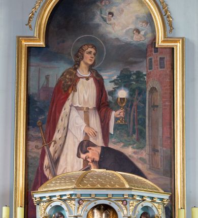 Zdjęcie nr 12: Nastawa ołtarza głównego przyjęła formę przyściennej, trójosiowej, jednokondygnacyjnej struktury architektonicznej ze wieńczeniem. Drewniany stipes ołtarzowy uzyskał kształt leżącego prostopadłościanu podtrzymującego mensę z portatylem, ustawionego na jednostopniowym podeście. Front stipesu udekorowano trzema płycinami obwiedzionymi profilowanymi listwami z rzeźbionymi ornamentami w polach. Na mensie ustawiono drewniane tabernakulum na rzucie trapezu. W dolnej części artykułują je czworoboczne płyciny z ornamentem geometrycznym, rozdzielone spływami wolutowymi podtrzymującymi profilowany gzyms, a w górnej części rozbudowany tron wystawienia. Prostopadłościenne, pancerne tabernakulum usytuowano na osi zdobiąc jego czworoboczne drzwiczki płyciną z trybowanym przedstawieniem kielicha w otoczeniu winnej latorośli i kłosów zbóż. Tron wystawienia przyjął formę trójarkadowej kapliczki zwieńczonej gzymsem koronującym i spłaszczonym dachem pokrytym złoconą rybią łuską. Arkady wsparto na korynckich, kanelowanych kolumienkach. W przyłuczach arkady środkowej, wypełnionej niszą na monstrancję, ukazano uskrzydlone dwie główki anielskie, a w przyłuczach arkad skrajnych motywy ornamentalne. Pod arkadami w osiach skrajnych umieszczono w niszach klęczących na jedno kolana na postumentach adorujących aniołów. Wsparty na arkadach gzyms koronujący ozdobiono profilowaniem i rytmicznie powtarzającymi się konsolkami. Za stipesem ustawiono strukturę ołtarzowa wspartą na wysokim cokole, artykułowaną czterema wysuniętym do przodu dwustopniowymi postumentami dekorowanymi profilowanym gzymsowaniem oraz prostokątnymi płycinami ujętymi w profilowane obramienia. W górnej strefie w płycinach od frontu wyobrażono uskrzydlone głowy symboli czterech Ewangelistów. Idę od lewej jest to głowa woła, anioła, orła i lwa. Natomiast w dolne strefie w płycinach znalazły się od lewej: skrzyżowane bicze z trzciną, na tle których wyobrażono chustę Weroniki, świecznik siedmioramienny z miedzianym wężem na palu na tle pektorału żydowskiego arcykapłana, tablice Dekalogu na tle skrzyżowanych trąb oraz krzyż skrzyżowany z kolumną biczowania wraz z lancą i gąbką na kiju. Pomiędzy postumentami w osiach skrajnych partii cokołowej usytuowano dwoje drzwi prowadzących do zakrystii, zdobionych czworobocznymi płycinami. Na postumentach ustawiono cztery kanelowane kolumny o kapitelach kompozytowych z impostami podtrzymujących belkowanie wyłamane na ich osi. Pomiędzy kolumnami artykułującymi kondygnację w osi środkowej umieszczono pole obrazowe, a w osiach skrajnych półkoliste nisze z ustawionymi w nich na postumentach figurami ŚŚ. Apostołów Piotra i Pawła. Zarówno nad polem obrazowym, jak i nad niszami oraz pod nimi widoczny jest ornament roślinny. Pole obrazowe na osi retabulum przyjęło kształt stojącego prostokąta z nadwieszonym półkolistym łukiem odcinkowym. Ujmuje je profilowana rama. W polu umieszczono obraz Wniebowzięcia Najświętszej Marii Panny, a na dwóch zasuwach przedstawienie św. Urbana oraz św. Barbary. Na belkowaniu w osiach skrajnych nad kolumnami zewnętrznymi usytuowano dwa przerwane przyczółki z leżącymi na nich parą aniołów trzymających krzyż i kotwicę. Natomiast na osi kolumn wewnętrznych na postumentach siedzą dwa złocone putta. Zwieńczenie ołtarza przyjęło kształt leżącego prostokąta flankowanego przez pilaster i kolumienkę podtrzymujących odcinki wyłamanego belkowania, na którym wsparto półkolisty, profilowany łuk odcinkowy wieńczący całość. Ponad tymi podporami umieszczono złocone, siedzące putta, a na osi łuku wieńczącego w promieniach z obłoczkami gołębicę Ducha Świętego. W polu zwieńczenia usytuowano półkolistą niszę ze stojącą figurą Boga Ojca. Ujmuje ją półkoliste obramienie zdobione stylizowaną ornamentyką roślinno-geometryczną. Strukturę architektoniczną retabulum polichromowano w tonacji jasnopastelowej zieleni, ornamenty, profile architektoniczne zostały wyzłocone, natomiast figury apostołów, Boga Ojca oraz aniołów przy tabernakulum i w zwieńczeniu w osiach skrajnych zostały naturalistycznie polichromowane. 