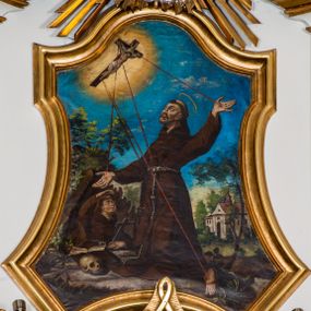 Zdjęcie nr 1: Obraz w kształcie trapezu o wklęsłych ramionach i podstawie oraz ściętych narożach dolnych, zamkniętego łukiem wklęsło-wypukłym, ujęty profilowaną, złoconą ramą zawiera scenę stygmatyzacji św. Franciszka z Asyżu. Ukazany pośrodku kompozycji święty klęczy zwrócony w trzech czwartych w prawo. Odchyloną do tyłu głowę charakteryzują owalna twarz o wyrazistych rysach i krótkim zaroście oraz tonsura. Święty ubrany jest w habit franciszkański przewiązany szarym sznurem. Na dłoniach rozłożonych na boki rąk, prawym boku tułowia oraz ubranej w sandał stopie lewej nogi widoczne są rany. Święty Franciszek ukazany jest na tle pejzażu. W lewym, górnym rogu kompozycji na tle błękitnego nieba unosi się krucyfiks ujęty promienistą glorią. Od pięciu ran ukrzyżowanego Jezusa biegną czerwone promienie w kierunku dłoni, boku i stóp św. Franciszka. Poniżej znajduje się grota, w której widoczna jest w półpostaci sylwetka spoglądającego na św. Franciszka brata Leona w lewej ręce trzymającego krzyż, prawą osłaniającego oczy. U stóp Franciszka, po lewej stronie leży czaszka ze wspartą na niej otwartą księgą. W głębi, po prawej stronie, pośród drzew widoczna jest bryła kościoła. 