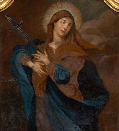 Zdjęcie nr 1: Obraz w formie stojącego prostokąta zamkniętego łukiem półkolistym z podwójnym nadwieszeniem i uskokiem. W centrum ukazana Matka Boska, zwrócona w trzech czwartych w prawo, z głową skierowaną w przeciwną stronę, w kontrapoście, z dłońmi złożonymi na piersi, w którą skierowany jest miecz. Twarz ma owalną, o małych, migdałowatych oczach, skierowanych w górę, dużym nosie i pełnych ustach. Wokół głowy ma nimb promienisty. Ubrana w brązowo-fioletową suknię, przepasaną w talii oraz niebieski płaszcz zarzucony na prawe ramię i zawinięty na lewym boku, na głowę ma narzucony jasnobrązowy welon rozwiany i opadający na ramiona. Maria ukazana na tle zachmurzonego brązowo-fioletowego nieba. 