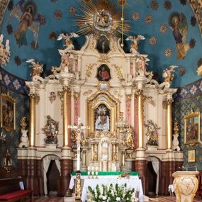 Zdjęcie nr 1: Nastawa ołtarzowa architektoniczna, dwukondygnacyjna, ze zwieńczeniem, pierwsza kondygnacja trójosiowa, druga jednoosiowa, ustawiona na dwustrefowym cokole z wyodrębnionymi, cylindrycznymi fragmentami, z bramkami na osiach bocznych. Ołtarz prostopadłościenny, murowany, z kamienną mensą i kamiennym portatylem. 
Pierwsza kondygnacja wydzielona czterema parami wklęsłych pilastrów o trzonach dekorowanych rocaille'em i zwisami kwiatowymi oraz stojącymi na ich tle dwiema parami kolumn o kapitelach kompozytowych. Podpory dźwigają niepełne belkowanie, przerwane nad polami kondygnacji, obniżone nad zewnętrzną parą kolumn. Na skrajnej partii cokołu nastawy karbowane woluty z fantazyjnymi gruszkowatymi cokołami podtrzymującymi rocaille'owe wazony. W polu środkowym głęboka wnęka w formie stojącego prostokąta zamkniętego łukiem odcinkowym podwójnie nadwieszonym z uskokiem, ujęta profilowaną ramą, z obrazem Ecce Homo w osobnej, podwójnej ramie. Nad nią kartusz rokokowy z napisem „In nomine Jesu / om(n)e Genu flec / tatur. ad Philipenses / Cap(ut) II”. Wnękę flankują figury Matki Boskiej i św. Marii Magdaleny ustawione na rocaille'owych konsolach. Na osiach bocznych figura Dawida i grupa ofiary Izaaka na cokołach z nadlatującymi puttami nad nimi. Druga kondygnacja flankowana trzema parami pilastrów o trzonach przechodzących w spływy wolutowe i osobne woluty, opadające na belkowanie pierwszej kondygnacji, na których siedzą putta i anioły trzymające kartusze z napisami: „ET / GLORIA” i „SOLI / DEO / HONOR”. Kondygnacja zamknięta profilowanym gzymsem wyłamanym na ich osi oraz załamanym w dół nad polem. Na gzymsie fragmenty przerwanego, falistego przyczółka, na których siedzą anioły. W polu obraz św. Macieja w formie zbliżonej do trapezu o dwóch wypukłych bokach, ujęty profilowaną ramą. Pole flankowane akantem, powyżej rocaille'owy kartusz z napisem: „IN / CRUCE / SALUS”. Zwieńczenie w formie zbliżonej do trapezu, o wklęsłych bokach, ujętych wolutami, zamknięte cęgowymi wolutami. W polu obraz Ukrzyżowania w formie zbliżonej do trapezu o dwóch wypukłych bokach, ujęty profilowaną ramą, flankowany akantem. Całość zamknięta płaskorzeźbionym przedstawieniem popiersia Boga Ojca oraz gołębicy Ducha Świętego w glorii, w otoku z obłoków i uskrzydlonych główek anielskich, w glorii promienistej, u dołu szarfa z napisem: „Hic est Filius meus dilectus in quo mihi bene complacui ipsum audite. Luc[a] XVII”. Struktura polichromowana w kolorze beżowym, dolna strefa cokołu brązowa, część trzonów pilastrów pomalowana na kolor jasnoróżowy; trzony kolumn, profile i ornamentyka złocone, detal srebrzony.  


