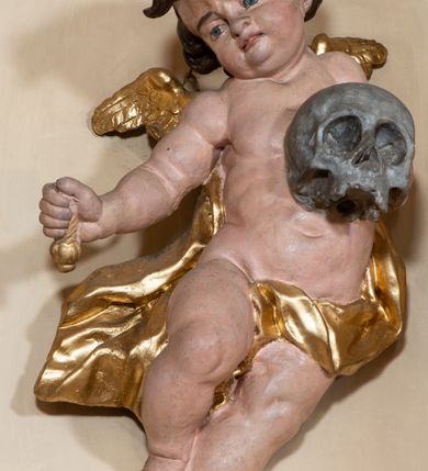 Zdjęcie nr 62: Nastawa ołtarzowa architektoniczna, dwukondygnacyjna, ze zwieńczeniem, pierwsza kondygnacja trójosiowa, druga jednoosiowa, ustawiona na dwustrefowym cokole z wyodrębnionymi, cylindrycznymi fragmentami, z bramkami na osiach bocznych. Ołtarz prostopadłościenny, murowany, z kamienną mensą i kamiennym portatylem. 
Pierwsza kondygnacja wydzielona czterema parami wklęsłych pilastrów o trzonach dekorowanych rocaille&#039;em i zwisami kwiatowymi oraz stojącymi na ich tle dwiema parami kolumn o kapitelach kompozytowych. Podpory dźwigają niepełne belkowanie, przerwane nad polami kondygnacji, obniżone nad zewnętrzną parą kolumn. Na skrajnej partii cokołu nastawy karbowane woluty z fantazyjnymi gruszkowatymi cokołami podtrzymującymi rocaille&#039;owe wazony. W polu środkowym głęboka wnęka w formie stojącego prostokąta zamkniętego łukiem odcinkowym podwójnie nadwieszonym z uskokiem, ujęta profilowaną ramą, z obrazem Ecce Homo w osobnej, podwójnej ramie. Nad nią kartusz rokokowy z napisem „In nomine Jesu / om(n)e Genu flec / tatur. ad Philipenses / Cap(ut) II”. Wnękę flankują figury Matki Boskiej i św. Marii Magdaleny ustawione na rocaille&#039;owych konsolach. Na osiach bocznych figura Dawida i grupa ofiary Izaaka na cokołach z nadlatującymi puttami nad nimi. Druga kondygnacja flankowana trzema parami pilastrów o trzonach przechodzących w spływy wolutowe i osobne woluty, opadające na belkowanie pierwszej kondygnacji, na których siedzą putta i anioły trzymające kartusze z napisami: „ET / GLORIA” i „SOLI / DEO / HONOR”. Kondygnacja zamknięta profilowanym gzymsem wyłamanym na ich osi oraz załamanym w dół nad polem. Na gzymsie fragmenty przerwanego, falistego przyczółka, na których siedzą anioły. W polu obraz św. Macieja w formie zbliżonej do trapezu o dwóch wypukłych bokach, ujęty profilowaną ramą. Pole flankowane akantem, powyżej rocaille&#039;owy kartusz z napisem: „IN / CRUCE / SALUS”. Zwieńczenie w formie zbliżonej do trapezu, o wklęsłych bokach, ujętych wolutami, zamknięte cęgowymi wolutami. W polu obraz Ukrzyżowania w formie zbliżonej do trapezu o dwóch wypukłych bokach, ujęty profilowaną ramą, flankowany akantem. Całość zamknięta płaskorzeźbionym przedstawieniem popiersia Boga Ojca oraz gołębicy Ducha Świętego w glorii, w otoku z obłoków i uskrzydlonych główek anielskich, w glorii promienistej, u dołu szarfa z napisem: „Hic est Filius meus dilectus in quo mihi bene complacui ipsum audite. Luc[a] XVII”. Struktura polichromowana w kolorze beżowym, dolna strefa cokołu brązowa, część trzonów pilastrów pomalowana na kolor jasnoróżowy; trzony kolumn, profile i ornamentyka złocone, detal srebrzony.  


