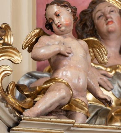 Zdjęcie nr 55: Nastawa ołtarzowa architektoniczna, dwukondygnacyjna, ze zwieńczeniem, pierwsza kondygnacja trójosiowa, druga jednoosiowa, ustawiona na dwustrefowym cokole z wyodrębnionymi, cylindrycznymi fragmentami, z bramkami na osiach bocznych. Ołtarz prostopadłościenny, murowany, z kamienną mensą i kamiennym portatylem. 
Pierwsza kondygnacja wydzielona czterema parami wklęsłych pilastrów o trzonach dekorowanych rocaille'em i zwisami kwiatowymi oraz stojącymi na ich tle dwiema parami kolumn o kapitelach kompozytowych. Podpory dźwigają niepełne belkowanie, przerwane nad polami kondygnacji, obniżone nad zewnętrzną parą kolumn. Na skrajnej partii cokołu nastawy karbowane woluty z fantazyjnymi gruszkowatymi cokołami podtrzymującymi rocaille'owe wazony. W polu środkowym głęboka wnęka w formie stojącego prostokąta zamkniętego łukiem odcinkowym podwójnie nadwieszonym z uskokiem, ujęta profilowaną ramą, z obrazem Ecce Homo w osobnej, podwójnej ramie. Nad nią kartusz rokokowy z napisem „In nomine Jesu / om(n)e Genu flec / tatur. ad Philipenses / Cap(ut) II”. Wnękę flankują figury Matki Boskiej i św. Marii Magdaleny ustawione na rocaille'owych konsolach. Na osiach bocznych figura Dawida i grupa ofiary Izaaka na cokołach z nadlatującymi puttami nad nimi. Druga kondygnacja flankowana trzema parami pilastrów o trzonach przechodzących w spływy wolutowe i osobne woluty, opadające na belkowanie pierwszej kondygnacji, na których siedzą putta i anioły trzymające kartusze z napisami: „ET / GLORIA” i „SOLI / DEO / HONOR”. Kondygnacja zamknięta profilowanym gzymsem wyłamanym na ich osi oraz załamanym w dół nad polem. Na gzymsie fragmenty przerwanego, falistego przyczółka, na których siedzą anioły. W polu obraz św. Macieja w formie zbliżonej do trapezu o dwóch wypukłych bokach, ujęty profilowaną ramą. Pole flankowane akantem, powyżej rocaille'owy kartusz z napisem: „IN / CRUCE / SALUS”. Zwieńczenie w formie zbliżonej do trapezu, o wklęsłych bokach, ujętych wolutami, zamknięte cęgowymi wolutami. W polu obraz Ukrzyżowania w formie zbliżonej do trapezu o dwóch wypukłych bokach, ujęty profilowaną ramą, flankowany akantem. Całość zamknięta płaskorzeźbionym przedstawieniem popiersia Boga Ojca oraz gołębicy Ducha Świętego w glorii, w otoku z obłoków i uskrzydlonych główek anielskich, w glorii promienistej, u dołu szarfa z napisem: „Hic est Filius meus dilectus in quo mihi bene complacui ipsum audite. Luc[a] XVII”. Struktura polichromowana w kolorze beżowym, dolna strefa cokołu brązowa, część trzonów pilastrów pomalowana na kolor jasnoróżowy; trzony kolumn, profile i ornamentyka złocone, detal srebrzony.  


