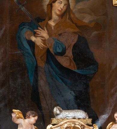 Zdjęcie nr 68: Nastawa ołtarzowa architektoniczna, dwukondygnacyjna, ze zwieńczeniem, pierwsza kondygnacja trójosiowa, druga jednoosiowa, ustawiona na dwustrefowym cokole z wyodrębnionymi, cylindrycznymi fragmentami, z bramkami na osiach bocznych. Ołtarz prostopadłościenny, murowany, z kamienną mensą i kamiennym portatylem. 
Pierwsza kondygnacja wydzielona czterema parami wklęsłych pilastrów o trzonach dekorowanych rocaille&#039;em i zwisami kwiatowymi oraz stojącymi na ich tle dwiema parami kolumn o kapitelach kompozytowych. Podpory dźwigają niepełne belkowanie, przerwane nad polami kondygnacji, obniżone nad zewnętrzną parą kolumn. Na skrajnej partii cokołu nastawy karbowane woluty z fantazyjnymi gruszkowatymi cokołami podtrzymującymi rocaille&#039;owe wazony. W polu środkowym głęboka wnęka w formie stojącego prostokąta zamkniętego łukiem odcinkowym podwójnie nadwieszonym z uskokiem, ujęta profilowaną ramą, z obrazem Ecce Homo w osobnej, podwójnej ramie. Nad nią kartusz rokokowy z napisem „In nomine Jesu / om(n)e Genu flec / tatur. ad Philipenses / Cap(ut) II”. Wnękę flankują figury Matki Boskiej i św. Marii Magdaleny ustawione na rocaille&#039;owych konsolach. Na osiach bocznych figura Dawida i grupa ofiary Izaaka na cokołach z nadlatującymi puttami nad nimi. Druga kondygnacja flankowana trzema parami pilastrów o trzonach przechodzących w spływy wolutowe i osobne woluty, opadające na belkowanie pierwszej kondygnacji, na których siedzą putta i anioły trzymające kartusze z napisami: „ET / GLORIA” i „SOLI / DEO / HONOR”. Kondygnacja zamknięta profilowanym gzymsem wyłamanym na ich osi oraz załamanym w dół nad polem. Na gzymsie fragmenty przerwanego, falistego przyczółka, na których siedzą anioły. W polu obraz św. Macieja w formie zbliżonej do trapezu o dwóch wypukłych bokach, ujęty profilowaną ramą. Pole flankowane akantem, powyżej rocaille&#039;owy kartusz z napisem: „IN / CRUCE / SALUS”. Zwieńczenie w formie zbliżonej do trapezu, o wklęsłych bokach, ujętych wolutami, zamknięte cęgowymi wolutami. W polu obraz Ukrzyżowania w formie zbliżonej do trapezu o dwóch wypukłych bokach, ujęty profilowaną ramą, flankowany akantem. Całość zamknięta płaskorzeźbionym przedstawieniem popiersia Boga Ojca oraz gołębicy Ducha Świętego w glorii, w otoku z obłoków i uskrzydlonych główek anielskich, w glorii promienistej, u dołu szarfa z napisem: „Hic est Filius meus dilectus in quo mihi bene complacui ipsum audite. Luc[a] XVII”. Struktura polichromowana w kolorze beżowym, dolna strefa cokołu brązowa, część trzonów pilastrów pomalowana na kolor jasnoróżowy; trzony kolumn, profile i ornamentyka złocone, detal srebrzony.  


