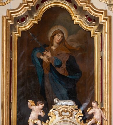 Zdjęcie nr 57: Nastawa ołtarzowa architektoniczna, dwukondygnacyjna, ze zwieńczeniem, pierwsza kondygnacja trójosiowa, druga jednoosiowa, ustawiona na dwustrefowym cokole z wyodrębnionymi, cylindrycznymi fragmentami, z bramkami na osiach bocznych. Ołtarz prostopadłościenny, murowany, z kamienną mensą i kamiennym portatylem. 
Pierwsza kondygnacja wydzielona czterema parami wklęsłych pilastrów o trzonach dekorowanych rocaille'em i zwisami kwiatowymi oraz stojącymi na ich tle dwiema parami kolumn o kapitelach kompozytowych. Podpory dźwigają niepełne belkowanie, przerwane nad polami kondygnacji, obniżone nad zewnętrzną parą kolumn. Na skrajnej partii cokołu nastawy karbowane woluty z fantazyjnymi gruszkowatymi cokołami podtrzymującymi rocaille'owe wazony. W polu środkowym głęboka wnęka w formie stojącego prostokąta zamkniętego łukiem odcinkowym podwójnie nadwieszonym z uskokiem, ujęta profilowaną ramą, z obrazem Ecce Homo w osobnej, podwójnej ramie. Nad nią kartusz rokokowy z napisem „In nomine Jesu / om(n)e Genu flec / tatur. ad Philipenses / Cap(ut) II”. Wnękę flankują figury Matki Boskiej i św. Marii Magdaleny ustawione na rocaille'owych konsolach. Na osiach bocznych figura Dawida i grupa ofiary Izaaka na cokołach z nadlatującymi puttami nad nimi. Druga kondygnacja flankowana trzema parami pilastrów o trzonach przechodzących w spływy wolutowe i osobne woluty, opadające na belkowanie pierwszej kondygnacji, na których siedzą putta i anioły trzymające kartusze z napisami: „ET / GLORIA” i „SOLI / DEO / HONOR”. Kondygnacja zamknięta profilowanym gzymsem wyłamanym na ich osi oraz załamanym w dół nad polem. Na gzymsie fragmenty przerwanego, falistego przyczółka, na których siedzą anioły. W polu obraz św. Macieja w formie zbliżonej do trapezu o dwóch wypukłych bokach, ujęty profilowaną ramą. Pole flankowane akantem, powyżej rocaille'owy kartusz z napisem: „IN / CRUCE / SALUS”. Zwieńczenie w formie zbliżonej do trapezu, o wklęsłych bokach, ujętych wolutami, zamknięte cęgowymi wolutami. W polu obraz Ukrzyżowania w formie zbliżonej do trapezu o dwóch wypukłych bokach, ujęty profilowaną ramą, flankowany akantem. Całość zamknięta płaskorzeźbionym przedstawieniem popiersia Boga Ojca oraz gołębicy Ducha Świętego w glorii, w otoku z obłoków i uskrzydlonych główek anielskich, w glorii promienistej, u dołu szarfa z napisem: „Hic est Filius meus dilectus in quo mihi bene complacui ipsum audite. Luc[a] XVII”. Struktura polichromowana w kolorze beżowym, dolna strefa cokołu brązowa, część trzonów pilastrów pomalowana na kolor jasnoróżowy; trzony kolumn, profile i ornamentyka złocone, detal srebrzony.  


