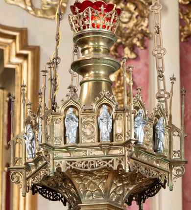 Zdjęcie nr 81: Nastawa ołtarzowa architektoniczna, dwukondygnacyjna, ze zwieńczeniem, pierwsza kondygnacja trójosiowa, druga jednoosiowa, ustawiona na dwustrefowym cokole z wyodrębnionymi, cylindrycznymi fragmentami, z bramkami na osiach bocznych. Ołtarz prostopadłościenny, murowany, z kamienną mensą i kamiennym portatylem. 
Pierwsza kondygnacja wydzielona czterema parami wklęsłych pilastrów o trzonach dekorowanych rocaille'em i zwisami kwiatowymi oraz stojącymi na ich tle dwiema parami kolumn o kapitelach kompozytowych. Podpory dźwigają niepełne belkowanie, przerwane nad polami kondygnacji, obniżone nad zewnętrzną parą kolumn. Na skrajnej partii cokołu nastawy karbowane woluty z fantazyjnymi gruszkowatymi cokołami podtrzymującymi rocaille'owe wazony. W polu środkowym głęboka wnęka w formie stojącego prostokąta zamkniętego łukiem odcinkowym podwójnie nadwieszonym z uskokiem, ujęta profilowaną ramą, z obrazem Ecce Homo w osobnej, podwójnej ramie. Nad nią kartusz rokokowy z napisem „In nomine Jesu / om(n)e Genu flec / tatur. ad Philipenses / Cap(ut) II”. Wnękę flankują figury Matki Boskiej i św. Marii Magdaleny ustawione na rocaille'owych konsolach. Na osiach bocznych figura Dawida i grupa ofiary Izaaka na cokołach z nadlatującymi puttami nad nimi. Druga kondygnacja flankowana trzema parami pilastrów o trzonach przechodzących w spływy wolutowe i osobne woluty, opadające na belkowanie pierwszej kondygnacji, na których siedzą putta i anioły trzymające kartusze z napisami: „ET / GLORIA” i „SOLI / DEO / HONOR”. Kondygnacja zamknięta profilowanym gzymsem wyłamanym na ich osi oraz załamanym w dół nad polem. Na gzymsie fragmenty przerwanego, falistego przyczółka, na których siedzą anioły. W polu obraz św. Macieja w formie zbliżonej do trapezu o dwóch wypukłych bokach, ujęty profilowaną ramą. Pole flankowane akantem, powyżej rocaille'owy kartusz z napisem: „IN / CRUCE / SALUS”. Zwieńczenie w formie zbliżonej do trapezu, o wklęsłych bokach, ujętych wolutami, zamknięte cęgowymi wolutami. W polu obraz Ukrzyżowania w formie zbliżonej do trapezu o dwóch wypukłych bokach, ujęty profilowaną ramą, flankowany akantem. Całość zamknięta płaskorzeźbionym przedstawieniem popiersia Boga Ojca oraz gołębicy Ducha Świętego w glorii, w otoku z obłoków i uskrzydlonych główek anielskich, w glorii promienistej, u dołu szarfa z napisem: „Hic est Filius meus dilectus in quo mihi bene complacui ipsum audite. Luc[a] XVII”. Struktura polichromowana w kolorze beżowym, dolna strefa cokołu brązowa, część trzonów pilastrów pomalowana na kolor jasnoróżowy; trzony kolumn, profile i ornamentyka złocone, detal srebrzony.  


