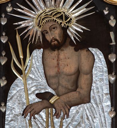 Zdjęcie nr 4: Nastawa ołtarzowa architektoniczna, dwukondygnacyjna, ze zwieńczeniem, pierwsza kondygnacja trójosiowa, druga jednoosiowa, ustawiona na dwustrefowym cokole z wyodrębnionymi, cylindrycznymi fragmentami, z bramkami na osiach bocznych. Ołtarz prostopadłościenny, murowany, z kamienną mensą i kamiennym portatylem. 
Pierwsza kondygnacja wydzielona czterema parami wklęsłych pilastrów o trzonach dekorowanych rocaille'em i zwisami kwiatowymi oraz stojącymi na ich tle dwiema parami kolumn o kapitelach kompozytowych. Podpory dźwigają niepełne belkowanie, przerwane nad polami kondygnacji, obniżone nad zewnętrzną parą kolumn. Na skrajnej partii cokołu nastawy karbowane woluty z fantazyjnymi gruszkowatymi cokołami podtrzymującymi rocaille'owe wazony. W polu środkowym głęboka wnęka w formie stojącego prostokąta zamkniętego łukiem odcinkowym podwójnie nadwieszonym z uskokiem, ujęta profilowaną ramą, z obrazem Ecce Homo w osobnej, podwójnej ramie. Nad nią kartusz rokokowy z napisem „In nomine Jesu / om(n)e Genu flec / tatur. ad Philipenses / Cap(ut) II”. Wnękę flankują figury Matki Boskiej i św. Marii Magdaleny ustawione na rocaille'owych konsolach. Na osiach bocznych figura Dawida i grupa ofiary Izaaka na cokołach z nadlatującymi puttami nad nimi. Druga kondygnacja flankowana trzema parami pilastrów o trzonach przechodzących w spływy wolutowe i osobne woluty, opadające na belkowanie pierwszej kondygnacji, na których siedzą putta i anioły trzymające kartusze z napisami: „ET / GLORIA” i „SOLI / DEO / HONOR”. Kondygnacja zamknięta profilowanym gzymsem wyłamanym na ich osi oraz załamanym w dół nad polem. Na gzymsie fragmenty przerwanego, falistego przyczółka, na których siedzą anioły. W polu obraz św. Macieja w formie zbliżonej do trapezu o dwóch wypukłych bokach, ujęty profilowaną ramą. Pole flankowane akantem, powyżej rocaille'owy kartusz z napisem: „IN / CRUCE / SALUS”. Zwieńczenie w formie zbliżonej do trapezu, o wklęsłych bokach, ujętych wolutami, zamknięte cęgowymi wolutami. W polu obraz Ukrzyżowania w formie zbliżonej do trapezu o dwóch wypukłych bokach, ujęty profilowaną ramą, flankowany akantem. Całość zamknięta płaskorzeźbionym przedstawieniem popiersia Boga Ojca oraz gołębicy Ducha Świętego w glorii, w otoku z obłoków i uskrzydlonych główek anielskich, w glorii promienistej, u dołu szarfa z napisem: „Hic est Filius meus dilectus in quo mihi bene complacui ipsum audite. Luc[a] XVII”. Struktura polichromowana w kolorze beżowym, dolna strefa cokołu brązowa, część trzonów pilastrów pomalowana na kolor jasnoróżowy; trzony kolumn, profile i ornamentyka złocone, detal srebrzony.  


