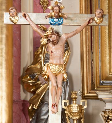 Zdjęcie nr 63: Nastawa ołtarzowa architektoniczna, dwukondygnacyjna, ze zwieńczeniem, pierwsza kondygnacja trójosiowa, druga jednoosiowa, ustawiona na dwustrefowym cokole z wyodrębnionymi, cylindrycznymi fragmentami, z bramkami na osiach bocznych. Ołtarz prostopadłościenny, murowany, z kamienną mensą i kamiennym portatylem. 
Pierwsza kondygnacja wydzielona czterema parami wklęsłych pilastrów o trzonach dekorowanych rocaille'em i zwisami kwiatowymi oraz stojącymi na ich tle dwiema parami kolumn o kapitelach kompozytowych. Podpory dźwigają niepełne belkowanie, przerwane nad polami kondygnacji, obniżone nad zewnętrzną parą kolumn. Na skrajnej partii cokołu nastawy karbowane woluty z fantazyjnymi gruszkowatymi cokołami podtrzymującymi rocaille'owe wazony. W polu środkowym głęboka wnęka w formie stojącego prostokąta zamkniętego łukiem odcinkowym podwójnie nadwieszonym z uskokiem, ujęta profilowaną ramą, z obrazem Ecce Homo w osobnej, podwójnej ramie. Nad nią kartusz rokokowy z napisem „In nomine Jesu / om(n)e Genu flec / tatur. ad Philipenses / Cap(ut) II”. Wnękę flankują figury Matki Boskiej i św. Marii Magdaleny ustawione na rocaille'owych konsolach. Na osiach bocznych figura Dawida i grupa ofiary Izaaka na cokołach z nadlatującymi puttami nad nimi. Druga kondygnacja flankowana trzema parami pilastrów o trzonach przechodzących w spływy wolutowe i osobne woluty, opadające na belkowanie pierwszej kondygnacji, na których siedzą putta i anioły trzymające kartusze z napisami: „ET / GLORIA” i „SOLI / DEO / HONOR”. Kondygnacja zamknięta profilowanym gzymsem wyłamanym na ich osi oraz załamanym w dół nad polem. Na gzymsie fragmenty przerwanego, falistego przyczółka, na których siedzą anioły. W polu obraz św. Macieja w formie zbliżonej do trapezu o dwóch wypukłych bokach, ujęty profilowaną ramą. Pole flankowane akantem, powyżej rocaille'owy kartusz z napisem: „IN / CRUCE / SALUS”. Zwieńczenie w formie zbliżonej do trapezu, o wklęsłych bokach, ujętych wolutami, zamknięte cęgowymi wolutami. W polu obraz Ukrzyżowania w formie zbliżonej do trapezu o dwóch wypukłych bokach, ujęty profilowaną ramą, flankowany akantem. Całość zamknięta płaskorzeźbionym przedstawieniem popiersia Boga Ojca oraz gołębicy Ducha Świętego w glorii, w otoku z obłoków i uskrzydlonych główek anielskich, w glorii promienistej, u dołu szarfa z napisem: „Hic est Filius meus dilectus in quo mihi bene complacui ipsum audite. Luc[a] XVII”. Struktura polichromowana w kolorze beżowym, dolna strefa cokołu brązowa, część trzonów pilastrów pomalowana na kolor jasnoróżowy; trzony kolumn, profile i ornamentyka złocone, detal srebrzony.  


