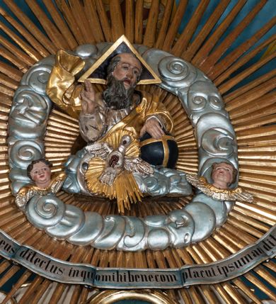 Zdjęcie nr 39: Nastawa ołtarzowa architektoniczna, dwukondygnacyjna, ze zwieńczeniem, pierwsza kondygnacja trójosiowa, druga jednoosiowa, ustawiona na dwustrefowym cokole z wyodrębnionymi, cylindrycznymi fragmentami, z bramkami na osiach bocznych. Ołtarz prostopadłościenny, murowany, z kamienną mensą i kamiennym portatylem. 
Pierwsza kondygnacja wydzielona czterema parami wklęsłych pilastrów o trzonach dekorowanych rocaille&#039;em i zwisami kwiatowymi oraz stojącymi na ich tle dwiema parami kolumn o kapitelach kompozytowych. Podpory dźwigają niepełne belkowanie, przerwane nad polami kondygnacji, obniżone nad zewnętrzną parą kolumn. Na skrajnej partii cokołu nastawy karbowane woluty z fantazyjnymi gruszkowatymi cokołami podtrzymującymi rocaille&#039;owe wazony. W polu środkowym głęboka wnęka w formie stojącego prostokąta zamkniętego łukiem odcinkowym podwójnie nadwieszonym z uskokiem, ujęta profilowaną ramą, z obrazem Ecce Homo w osobnej, podwójnej ramie. Nad nią kartusz rokokowy z napisem „In nomine Jesu / om(n)e Genu flec / tatur. ad Philipenses / Cap(ut) II”. Wnękę flankują figury Matki Boskiej i św. Marii Magdaleny ustawione na rocaille&#039;owych konsolach. Na osiach bocznych figura Dawida i grupa ofiary Izaaka na cokołach z nadlatującymi puttami nad nimi. Druga kondygnacja flankowana trzema parami pilastrów o trzonach przechodzących w spływy wolutowe i osobne woluty, opadające na belkowanie pierwszej kondygnacji, na których siedzą putta i anioły trzymające kartusze z napisami: „ET / GLORIA” i „SOLI / DEO / HONOR”. Kondygnacja zamknięta profilowanym gzymsem wyłamanym na ich osi oraz załamanym w dół nad polem. Na gzymsie fragmenty przerwanego, falistego przyczółka, na których siedzą anioły. W polu obraz św. Macieja w formie zbliżonej do trapezu o dwóch wypukłych bokach, ujęty profilowaną ramą. Pole flankowane akantem, powyżej rocaille&#039;owy kartusz z napisem: „IN / CRUCE / SALUS”. Zwieńczenie w formie zbliżonej do trapezu, o wklęsłych bokach, ujętych wolutami, zamknięte cęgowymi wolutami. W polu obraz Ukrzyżowania w formie zbliżonej do trapezu o dwóch wypukłych bokach, ujęty profilowaną ramą, flankowany akantem. Całość zamknięta płaskorzeźbionym przedstawieniem popiersia Boga Ojca oraz gołębicy Ducha Świętego w glorii, w otoku z obłoków i uskrzydlonych główek anielskich, w glorii promienistej, u dołu szarfa z napisem: „Hic est Filius meus dilectus in quo mihi bene complacui ipsum audite. Luc[a] XVII”. Struktura polichromowana w kolorze beżowym, dolna strefa cokołu brązowa, część trzonów pilastrów pomalowana na kolor jasnoróżowy; trzony kolumn, profile i ornamentyka złocone, detal srebrzony.  


