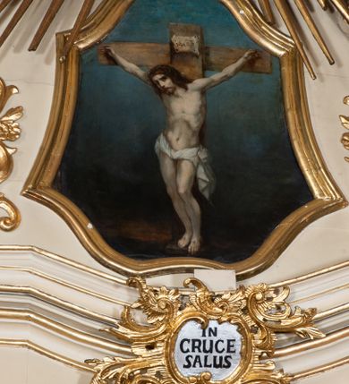 Zdjęcie nr 8: Nastawa ołtarzowa architektoniczna, dwukondygnacyjna, ze zwieńczeniem, pierwsza kondygnacja trójosiowa, druga jednoosiowa, ustawiona na dwustrefowym cokole z wyodrębnionymi, cylindrycznymi fragmentami, z bramkami na osiach bocznych. Ołtarz prostopadłościenny, murowany, z kamienną mensą i kamiennym portatylem. 
Pierwsza kondygnacja wydzielona czterema parami wklęsłych pilastrów o trzonach dekorowanych rocaille'em i zwisami kwiatowymi oraz stojącymi na ich tle dwiema parami kolumn o kapitelach kompozytowych. Podpory dźwigają niepełne belkowanie, przerwane nad polami kondygnacji, obniżone nad zewnętrzną parą kolumn. Na skrajnej partii cokołu nastawy karbowane woluty z fantazyjnymi gruszkowatymi cokołami podtrzymującymi rocaille'owe wazony. W polu środkowym głęboka wnęka w formie stojącego prostokąta zamkniętego łukiem odcinkowym podwójnie nadwieszonym z uskokiem, ujęta profilowaną ramą, z obrazem Ecce Homo w osobnej, podwójnej ramie. Nad nią kartusz rokokowy z napisem „In nomine Jesu / om(n)e Genu flec / tatur. ad Philipenses / Cap(ut) II”. Wnękę flankują figury Matki Boskiej i św. Marii Magdaleny ustawione na rocaille'owych konsolach. Na osiach bocznych figura Dawida i grupa ofiary Izaaka na cokołach z nadlatującymi puttami nad nimi. Druga kondygnacja flankowana trzema parami pilastrów o trzonach przechodzących w spływy wolutowe i osobne woluty, opadające na belkowanie pierwszej kondygnacji, na których siedzą putta i anioły trzymające kartusze z napisami: „ET / GLORIA” i „SOLI / DEO / HONOR”. Kondygnacja zamknięta profilowanym gzymsem wyłamanym na ich osi oraz załamanym w dół nad polem. Na gzymsie fragmenty przerwanego, falistego przyczółka, na których siedzą anioły. W polu obraz św. Macieja w formie zbliżonej do trapezu o dwóch wypukłych bokach, ujęty profilowaną ramą. Pole flankowane akantem, powyżej rocaille'owy kartusz z napisem: „IN / CRUCE / SALUS”. Zwieńczenie w formie zbliżonej do trapezu, o wklęsłych bokach, ujętych wolutami, zamknięte cęgowymi wolutami. W polu obraz Ukrzyżowania w formie zbliżonej do trapezu o dwóch wypukłych bokach, ujęty profilowaną ramą, flankowany akantem. Całość zamknięta płaskorzeźbionym przedstawieniem popiersia Boga Ojca oraz gołębicy Ducha Świętego w glorii, w otoku z obłoków i uskrzydlonych główek anielskich, w glorii promienistej, u dołu szarfa z napisem: „Hic est Filius meus dilectus in quo mihi bene complacui ipsum audite. Luc[a] XVII”. Struktura polichromowana w kolorze beżowym, dolna strefa cokołu brązowa, część trzonów pilastrów pomalowana na kolor jasnoróżowy; trzony kolumn, profile i ornamentyka złocone, detal srebrzony.  


