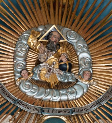 Zdjęcie nr 40: Nastawa ołtarzowa architektoniczna, dwukondygnacyjna, ze zwieńczeniem, pierwsza kondygnacja trójosiowa, druga jednoosiowa, ustawiona na dwustrefowym cokole z wyodrębnionymi, cylindrycznymi fragmentami, z bramkami na osiach bocznych. Ołtarz prostopadłościenny, murowany, z kamienną mensą i kamiennym portatylem. 
Pierwsza kondygnacja wydzielona czterema parami wklęsłych pilastrów o trzonach dekorowanych rocaille&#039;em i zwisami kwiatowymi oraz stojącymi na ich tle dwiema parami kolumn o kapitelach kompozytowych. Podpory dźwigają niepełne belkowanie, przerwane nad polami kondygnacji, obniżone nad zewnętrzną parą kolumn. Na skrajnej partii cokołu nastawy karbowane woluty z fantazyjnymi gruszkowatymi cokołami podtrzymującymi rocaille&#039;owe wazony. W polu środkowym głęboka wnęka w formie stojącego prostokąta zamkniętego łukiem odcinkowym podwójnie nadwieszonym z uskokiem, ujęta profilowaną ramą, z obrazem Ecce Homo w osobnej, podwójnej ramie. Nad nią kartusz rokokowy z napisem „In nomine Jesu / om(n)e Genu flec / tatur. ad Philipenses / Cap(ut) II”. Wnękę flankują figury Matki Boskiej i św. Marii Magdaleny ustawione na rocaille&#039;owych konsolach. Na osiach bocznych figura Dawida i grupa ofiary Izaaka na cokołach z nadlatującymi puttami nad nimi. Druga kondygnacja flankowana trzema parami pilastrów o trzonach przechodzących w spływy wolutowe i osobne woluty, opadające na belkowanie pierwszej kondygnacji, na których siedzą putta i anioły trzymające kartusze z napisami: „ET / GLORIA” i „SOLI / DEO / HONOR”. Kondygnacja zamknięta profilowanym gzymsem wyłamanym na ich osi oraz załamanym w dół nad polem. Na gzymsie fragmenty przerwanego, falistego przyczółka, na których siedzą anioły. W polu obraz św. Macieja w formie zbliżonej do trapezu o dwóch wypukłych bokach, ujęty profilowaną ramą. Pole flankowane akantem, powyżej rocaille&#039;owy kartusz z napisem: „IN / CRUCE / SALUS”. Zwieńczenie w formie zbliżonej do trapezu, o wklęsłych bokach, ujętych wolutami, zamknięte cęgowymi wolutami. W polu obraz Ukrzyżowania w formie zbliżonej do trapezu o dwóch wypukłych bokach, ujęty profilowaną ramą, flankowany akantem. Całość zamknięta płaskorzeźbionym przedstawieniem popiersia Boga Ojca oraz gołębicy Ducha Świętego w glorii, w otoku z obłoków i uskrzydlonych główek anielskich, w glorii promienistej, u dołu szarfa z napisem: „Hic est Filius meus dilectus in quo mihi bene complacui ipsum audite. Luc[a] XVII”. Struktura polichromowana w kolorze beżowym, dolna strefa cokołu brązowa, część trzonów pilastrów pomalowana na kolor jasnoróżowy; trzony kolumn, profile i ornamentyka złocone, detal srebrzony.  


