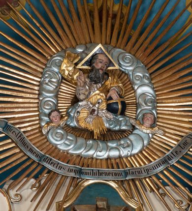 Zdjęcie nr 38: Nastawa ołtarzowa architektoniczna, dwukondygnacyjna, ze zwieńczeniem, pierwsza kondygnacja trójosiowa, druga jednoosiowa, ustawiona na dwustrefowym cokole z wyodrębnionymi, cylindrycznymi fragmentami, z bramkami na osiach bocznych. Ołtarz prostopadłościenny, murowany, z kamienną mensą i kamiennym portatylem. 
Pierwsza kondygnacja wydzielona czterema parami wklęsłych pilastrów o trzonach dekorowanych rocaille&#039;em i zwisami kwiatowymi oraz stojącymi na ich tle dwiema parami kolumn o kapitelach kompozytowych. Podpory dźwigają niepełne belkowanie, przerwane nad polami kondygnacji, obniżone nad zewnętrzną parą kolumn. Na skrajnej partii cokołu nastawy karbowane woluty z fantazyjnymi gruszkowatymi cokołami podtrzymującymi rocaille&#039;owe wazony. W polu środkowym głęboka wnęka w formie stojącego prostokąta zamkniętego łukiem odcinkowym podwójnie nadwieszonym z uskokiem, ujęta profilowaną ramą, z obrazem Ecce Homo w osobnej, podwójnej ramie. Nad nią kartusz rokokowy z napisem „In nomine Jesu / om(n)e Genu flec / tatur. ad Philipenses / Cap(ut) II”. Wnękę flankują figury Matki Boskiej i św. Marii Magdaleny ustawione na rocaille&#039;owych konsolach. Na osiach bocznych figura Dawida i grupa ofiary Izaaka na cokołach z nadlatującymi puttami nad nimi. Druga kondygnacja flankowana trzema parami pilastrów o trzonach przechodzących w spływy wolutowe i osobne woluty, opadające na belkowanie pierwszej kondygnacji, na których siedzą putta i anioły trzymające kartusze z napisami: „ET / GLORIA” i „SOLI / DEO / HONOR”. Kondygnacja zamknięta profilowanym gzymsem wyłamanym na ich osi oraz załamanym w dół nad polem. Na gzymsie fragmenty przerwanego, falistego przyczółka, na których siedzą anioły. W polu obraz św. Macieja w formie zbliżonej do trapezu o dwóch wypukłych bokach, ujęty profilowaną ramą. Pole flankowane akantem, powyżej rocaille&#039;owy kartusz z napisem: „IN / CRUCE / SALUS”. Zwieńczenie w formie zbliżonej do trapezu, o wklęsłych bokach, ujętych wolutami, zamknięte cęgowymi wolutami. W polu obraz Ukrzyżowania w formie zbliżonej do trapezu o dwóch wypukłych bokach, ujęty profilowaną ramą, flankowany akantem. Całość zamknięta płaskorzeźbionym przedstawieniem popiersia Boga Ojca oraz gołębicy Ducha Świętego w glorii, w otoku z obłoków i uskrzydlonych główek anielskich, w glorii promienistej, u dołu szarfa z napisem: „Hic est Filius meus dilectus in quo mihi bene complacui ipsum audite. Luc[a] XVII”. Struktura polichromowana w kolorze beżowym, dolna strefa cokołu brązowa, część trzonów pilastrów pomalowana na kolor jasnoróżowy; trzony kolumn, profile i ornamentyka złocone, detal srebrzony.  


