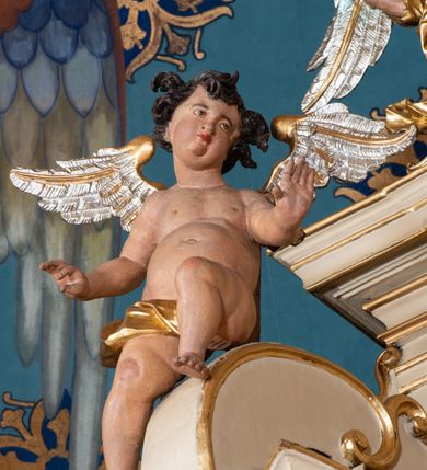 Zdjęcie nr 60: Nastawa ołtarzowa architektoniczna, dwukondygnacyjna, ze zwieńczeniem, pierwsza kondygnacja trójosiowa, druga jednoosiowa, ustawiona na dwustrefowym cokole z wyodrębnionymi, cylindrycznymi fragmentami, z bramkami na osiach bocznych. Ołtarz prostopadłościenny, murowany, z kamienną mensą i kamiennym portatylem. 
Pierwsza kondygnacja wydzielona czterema parami wklęsłych pilastrów o trzonach dekorowanych rocaille'em i zwisami kwiatowymi oraz stojącymi na ich tle dwiema parami kolumn o kapitelach kompozytowych. Podpory dźwigają niepełne belkowanie, przerwane nad polami kondygnacji, obniżone nad zewnętrzną parą kolumn. Na skrajnej partii cokołu nastawy karbowane woluty z fantazyjnymi gruszkowatymi cokołami podtrzymującymi rocaille'owe wazony. W polu środkowym głęboka wnęka w formie stojącego prostokąta zamkniętego łukiem odcinkowym podwójnie nadwieszonym z uskokiem, ujęta profilowaną ramą, z obrazem Ecce Homo w osobnej, podwójnej ramie. Nad nią kartusz rokokowy z napisem „In nomine Jesu / om(n)e Genu flec / tatur. ad Philipenses / Cap(ut) II”. Wnękę flankują figury Matki Boskiej i św. Marii Magdaleny ustawione na rocaille'owych konsolach. Na osiach bocznych figura Dawida i grupa ofiary Izaaka na cokołach z nadlatującymi puttami nad nimi. Druga kondygnacja flankowana trzema parami pilastrów o trzonach przechodzących w spływy wolutowe i osobne woluty, opadające na belkowanie pierwszej kondygnacji, na których siedzą putta i anioły trzymające kartusze z napisami: „ET / GLORIA” i „SOLI / DEO / HONOR”. Kondygnacja zamknięta profilowanym gzymsem wyłamanym na ich osi oraz załamanym w dół nad polem. Na gzymsie fragmenty przerwanego, falistego przyczółka, na których siedzą anioły. W polu obraz św. Macieja w formie zbliżonej do trapezu o dwóch wypukłych bokach, ujęty profilowaną ramą. Pole flankowane akantem, powyżej rocaille'owy kartusz z napisem: „IN / CRUCE / SALUS”. Zwieńczenie w formie zbliżonej do trapezu, o wklęsłych bokach, ujętych wolutami, zamknięte cęgowymi wolutami. W polu obraz Ukrzyżowania w formie zbliżonej do trapezu o dwóch wypukłych bokach, ujęty profilowaną ramą, flankowany akantem. Całość zamknięta płaskorzeźbionym przedstawieniem popiersia Boga Ojca oraz gołębicy Ducha Świętego w glorii, w otoku z obłoków i uskrzydlonych główek anielskich, w glorii promienistej, u dołu szarfa z napisem: „Hic est Filius meus dilectus in quo mihi bene complacui ipsum audite. Luc[a] XVII”. Struktura polichromowana w kolorze beżowym, dolna strefa cokołu brązowa, część trzonów pilastrów pomalowana na kolor jasnoróżowy; trzony kolumn, profile i ornamentyka złocone, detal srebrzony.  


