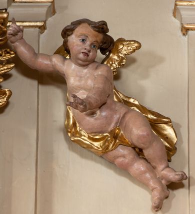 Zdjęcie nr 56: Nastawa ołtarzowa architektoniczna, dwukondygnacyjna, ze zwieńczeniem, pierwsza kondygnacja trójosiowa, druga jednoosiowa, ustawiona na dwustrefowym cokole z wyodrębnionymi, cylindrycznymi fragmentami, z bramkami na osiach bocznych. Ołtarz prostopadłościenny, murowany, z kamienną mensą i kamiennym portatylem. 
Pierwsza kondygnacja wydzielona czterema parami wklęsłych pilastrów o trzonach dekorowanych rocaille'em i zwisami kwiatowymi oraz stojącymi na ich tle dwiema parami kolumn o kapitelach kompozytowych. Podpory dźwigają niepełne belkowanie, przerwane nad polami kondygnacji, obniżone nad zewnętrzną parą kolumn. Na skrajnej partii cokołu nastawy karbowane woluty z fantazyjnymi gruszkowatymi cokołami podtrzymującymi rocaille'owe wazony. W polu środkowym głęboka wnęka w formie stojącego prostokąta zamkniętego łukiem odcinkowym podwójnie nadwieszonym z uskokiem, ujęta profilowaną ramą, z obrazem Ecce Homo w osobnej, podwójnej ramie. Nad nią kartusz rokokowy z napisem „In nomine Jesu / om(n)e Genu flec / tatur. ad Philipenses / Cap(ut) II”. Wnękę flankują figury Matki Boskiej i św. Marii Magdaleny ustawione na rocaille'owych konsolach. Na osiach bocznych figura Dawida i grupa ofiary Izaaka na cokołach z nadlatującymi puttami nad nimi. Druga kondygnacja flankowana trzema parami pilastrów o trzonach przechodzących w spływy wolutowe i osobne woluty, opadające na belkowanie pierwszej kondygnacji, na których siedzą putta i anioły trzymające kartusze z napisami: „ET / GLORIA” i „SOLI / DEO / HONOR”. Kondygnacja zamknięta profilowanym gzymsem wyłamanym na ich osi oraz załamanym w dół nad polem. Na gzymsie fragmenty przerwanego, falistego przyczółka, na których siedzą anioły. W polu obraz św. Macieja w formie zbliżonej do trapezu o dwóch wypukłych bokach, ujęty profilowaną ramą. Pole flankowane akantem, powyżej rocaille'owy kartusz z napisem: „IN / CRUCE / SALUS”. Zwieńczenie w formie zbliżonej do trapezu, o wklęsłych bokach, ujętych wolutami, zamknięte cęgowymi wolutami. W polu obraz Ukrzyżowania w formie zbliżonej do trapezu o dwóch wypukłych bokach, ujęty profilowaną ramą, flankowany akantem. Całość zamknięta płaskorzeźbionym przedstawieniem popiersia Boga Ojca oraz gołębicy Ducha Świętego w glorii, w otoku z obłoków i uskrzydlonych główek anielskich, w glorii promienistej, u dołu szarfa z napisem: „Hic est Filius meus dilectus in quo mihi bene complacui ipsum audite. Luc[a] XVII”. Struktura polichromowana w kolorze beżowym, dolna strefa cokołu brązowa, część trzonów pilastrów pomalowana na kolor jasnoróżowy; trzony kolumn, profile i ornamentyka złocone, detal srebrzony.  


