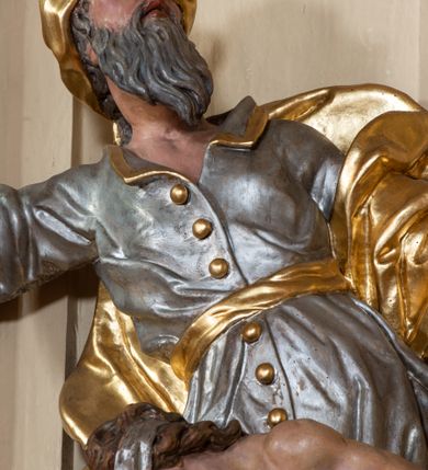 Zdjęcie nr 48: Nastawa ołtarzowa architektoniczna, dwukondygnacyjna, ze zwieńczeniem, pierwsza kondygnacja trójosiowa, druga jednoosiowa, ustawiona na dwustrefowym cokole z wyodrębnionymi, cylindrycznymi fragmentami, z bramkami na osiach bocznych. Ołtarz prostopadłościenny, murowany, z kamienną mensą i kamiennym portatylem. 
Pierwsza kondygnacja wydzielona czterema parami wklęsłych pilastrów o trzonach dekorowanych rocaille'em i zwisami kwiatowymi oraz stojącymi na ich tle dwiema parami kolumn o kapitelach kompozytowych. Podpory dźwigają niepełne belkowanie, przerwane nad polami kondygnacji, obniżone nad zewnętrzną parą kolumn. Na skrajnej partii cokołu nastawy karbowane woluty z fantazyjnymi gruszkowatymi cokołami podtrzymującymi rocaille'owe wazony. W polu środkowym głęboka wnęka w formie stojącego prostokąta zamkniętego łukiem odcinkowym podwójnie nadwieszonym z uskokiem, ujęta profilowaną ramą, z obrazem Ecce Homo w osobnej, podwójnej ramie. Nad nią kartusz rokokowy z napisem „In nomine Jesu / om(n)e Genu flec / tatur. ad Philipenses / Cap(ut) II”. Wnękę flankują figury Matki Boskiej i św. Marii Magdaleny ustawione na rocaille'owych konsolach. Na osiach bocznych figura Dawida i grupa ofiary Izaaka na cokołach z nadlatującymi puttami nad nimi. Druga kondygnacja flankowana trzema parami pilastrów o trzonach przechodzących w spływy wolutowe i osobne woluty, opadające na belkowanie pierwszej kondygnacji, na których siedzą putta i anioły trzymające kartusze z napisami: „ET / GLORIA” i „SOLI / DEO / HONOR”. Kondygnacja zamknięta profilowanym gzymsem wyłamanym na ich osi oraz załamanym w dół nad polem. Na gzymsie fragmenty przerwanego, falistego przyczółka, na których siedzą anioły. W polu obraz św. Macieja w formie zbliżonej do trapezu o dwóch wypukłych bokach, ujęty profilowaną ramą. Pole flankowane akantem, powyżej rocaille'owy kartusz z napisem: „IN / CRUCE / SALUS”. Zwieńczenie w formie zbliżonej do trapezu, o wklęsłych bokach, ujętych wolutami, zamknięte cęgowymi wolutami. W polu obraz Ukrzyżowania w formie zbliżonej do trapezu o dwóch wypukłych bokach, ujęty profilowaną ramą, flankowany akantem. Całość zamknięta płaskorzeźbionym przedstawieniem popiersia Boga Ojca oraz gołębicy Ducha Świętego w glorii, w otoku z obłoków i uskrzydlonych główek anielskich, w glorii promienistej, u dołu szarfa z napisem: „Hic est Filius meus dilectus in quo mihi bene complacui ipsum audite. Luc[a] XVII”. Struktura polichromowana w kolorze beżowym, dolna strefa cokołu brązowa, część trzonów pilastrów pomalowana na kolor jasnoróżowy; trzony kolumn, profile i ornamentyka złocone, detal srebrzony.  


