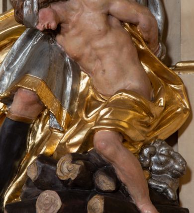 Zdjęcie nr 49: Nastawa ołtarzowa architektoniczna, dwukondygnacyjna, ze zwieńczeniem, pierwsza kondygnacja trójosiowa, druga jednoosiowa, ustawiona na dwustrefowym cokole z wyodrębnionymi, cylindrycznymi fragmentami, z bramkami na osiach bocznych. Ołtarz prostopadłościenny, murowany, z kamienną mensą i kamiennym portatylem. 
Pierwsza kondygnacja wydzielona czterema parami wklęsłych pilastrów o trzonach dekorowanych rocaille'em i zwisami kwiatowymi oraz stojącymi na ich tle dwiema parami kolumn o kapitelach kompozytowych. Podpory dźwigają niepełne belkowanie, przerwane nad polami kondygnacji, obniżone nad zewnętrzną parą kolumn. Na skrajnej partii cokołu nastawy karbowane woluty z fantazyjnymi gruszkowatymi cokołami podtrzymującymi rocaille'owe wazony. W polu środkowym głęboka wnęka w formie stojącego prostokąta zamkniętego łukiem odcinkowym podwójnie nadwieszonym z uskokiem, ujęta profilowaną ramą, z obrazem Ecce Homo w osobnej, podwójnej ramie. Nad nią kartusz rokokowy z napisem „In nomine Jesu / om(n)e Genu flec / tatur. ad Philipenses / Cap(ut) II”. Wnękę flankują figury Matki Boskiej i św. Marii Magdaleny ustawione na rocaille'owych konsolach. Na osiach bocznych figura Dawida i grupa ofiary Izaaka na cokołach z nadlatującymi puttami nad nimi. Druga kondygnacja flankowana trzema parami pilastrów o trzonach przechodzących w spływy wolutowe i osobne woluty, opadające na belkowanie pierwszej kondygnacji, na których siedzą putta i anioły trzymające kartusze z napisami: „ET / GLORIA” i „SOLI / DEO / HONOR”. Kondygnacja zamknięta profilowanym gzymsem wyłamanym na ich osi oraz załamanym w dół nad polem. Na gzymsie fragmenty przerwanego, falistego przyczółka, na których siedzą anioły. W polu obraz św. Macieja w formie zbliżonej do trapezu o dwóch wypukłych bokach, ujęty profilowaną ramą. Pole flankowane akantem, powyżej rocaille'owy kartusz z napisem: „IN / CRUCE / SALUS”. Zwieńczenie w formie zbliżonej do trapezu, o wklęsłych bokach, ujętych wolutami, zamknięte cęgowymi wolutami. W polu obraz Ukrzyżowania w formie zbliżonej do trapezu o dwóch wypukłych bokach, ujęty profilowaną ramą, flankowany akantem. Całość zamknięta płaskorzeźbionym przedstawieniem popiersia Boga Ojca oraz gołębicy Ducha Świętego w glorii, w otoku z obłoków i uskrzydlonych główek anielskich, w glorii promienistej, u dołu szarfa z napisem: „Hic est Filius meus dilectus in quo mihi bene complacui ipsum audite. Luc[a] XVII”. Struktura polichromowana w kolorze beżowym, dolna strefa cokołu brązowa, część trzonów pilastrów pomalowana na kolor jasnoróżowy; trzony kolumn, profile i ornamentyka złocone, detal srebrzony.  


