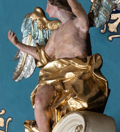 Zdjęcie nr 64: Nastawa ołtarzowa architektoniczna, dwukondygnacyjna, ze zwieńczeniem, pierwsza kondygnacja trójosiowa, druga jednoosiowa, ustawiona na dwustrefowym cokole z wyodrębnionymi, cylindrycznymi fragmentami, z bramkami na osiach bocznych. Ołtarz prostopadłościenny, murowany, z kamienną mensą i kamiennym portatylem. 
Pierwsza kondygnacja wydzielona czterema parami wklęsłych pilastrów o trzonach dekorowanych rocaille'em i zwisami kwiatowymi oraz stojącymi na ich tle dwiema parami kolumn o kapitelach kompozytowych. Podpory dźwigają niepełne belkowanie, przerwane nad polami kondygnacji, obniżone nad zewnętrzną parą kolumn. Na skrajnej partii cokołu nastawy karbowane woluty z fantazyjnymi gruszkowatymi cokołami podtrzymującymi rocaille'owe wazony. W polu środkowym głęboka wnęka w formie stojącego prostokąta zamkniętego łukiem odcinkowym podwójnie nadwieszonym z uskokiem, ujęta profilowaną ramą, z obrazem Ecce Homo w osobnej, podwójnej ramie. Nad nią kartusz rokokowy z napisem „In nomine Jesu / om(n)e Genu flec / tatur. ad Philipenses / Cap(ut) II”. Wnękę flankują figury Matki Boskiej i św. Marii Magdaleny ustawione na rocaille'owych konsolach. Na osiach bocznych figura Dawida i grupa ofiary Izaaka na cokołach z nadlatującymi puttami nad nimi. Druga kondygnacja flankowana trzema parami pilastrów o trzonach przechodzących w spływy wolutowe i osobne woluty, opadające na belkowanie pierwszej kondygnacji, na których siedzą putta i anioły trzymające kartusze z napisami: „ET / GLORIA” i „SOLI / DEO / HONOR”. Kondygnacja zamknięta profilowanym gzymsem wyłamanym na ich osi oraz załamanym w dół nad polem. Na gzymsie fragmenty przerwanego, falistego przyczółka, na których siedzą anioły. W polu obraz św. Macieja w formie zbliżonej do trapezu o dwóch wypukłych bokach, ujęty profilowaną ramą. Pole flankowane akantem, powyżej rocaille'owy kartusz z napisem: „IN / CRUCE / SALUS”. Zwieńczenie w formie zbliżonej do trapezu, o wklęsłych bokach, ujętych wolutami, zamknięte cęgowymi wolutami. W polu obraz Ukrzyżowania w formie zbliżonej do trapezu o dwóch wypukłych bokach, ujęty profilowaną ramą, flankowany akantem. Całość zamknięta płaskorzeźbionym przedstawieniem popiersia Boga Ojca oraz gołębicy Ducha Świętego w glorii, w otoku z obłoków i uskrzydlonych główek anielskich, w glorii promienistej, u dołu szarfa z napisem: „Hic est Filius meus dilectus in quo mihi bene complacui ipsum audite. Luc[a] XVII”. Struktura polichromowana w kolorze beżowym, dolna strefa cokołu brązowa, część trzonów pilastrów pomalowana na kolor jasnoróżowy; trzony kolumn, profile i ornamentyka złocone, detal srebrzony.  


