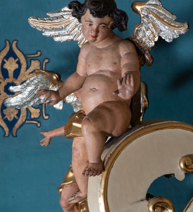 Zdjęcie nr 66: Nastawa ołtarzowa architektoniczna, dwukondygnacyjna, ze zwieńczeniem, pierwsza kondygnacja trójosiowa, druga jednoosiowa, ustawiona na dwustrefowym cokole z wyodrębnionymi, cylindrycznymi fragmentami, z bramkami na osiach bocznych. Ołtarz prostopadłościenny, murowany, z kamienną mensą i kamiennym portatylem. 
Pierwsza kondygnacja wydzielona czterema parami wklęsłych pilastrów o trzonach dekorowanych rocaille'em i zwisami kwiatowymi oraz stojącymi na ich tle dwiema parami kolumn o kapitelach kompozytowych. Podpory dźwigają niepełne belkowanie, przerwane nad polami kondygnacji, obniżone nad zewnętrzną parą kolumn. Na skrajnej partii cokołu nastawy karbowane woluty z fantazyjnymi gruszkowatymi cokołami podtrzymującymi rocaille'owe wazony. W polu środkowym głęboka wnęka w formie stojącego prostokąta zamkniętego łukiem odcinkowym podwójnie nadwieszonym z uskokiem, ujęta profilowaną ramą, z obrazem Ecce Homo w osobnej, podwójnej ramie. Nad nią kartusz rokokowy z napisem „In nomine Jesu / om(n)e Genu flec / tatur. ad Philipenses / Cap(ut) II”. Wnękę flankują figury Matki Boskiej i św. Marii Magdaleny ustawione na rocaille'owych konsolach. Na osiach bocznych figura Dawida i grupa ofiary Izaaka na cokołach z nadlatującymi puttami nad nimi. Druga kondygnacja flankowana trzema parami pilastrów o trzonach przechodzących w spływy wolutowe i osobne woluty, opadające na belkowanie pierwszej kondygnacji, na których siedzą putta i anioły trzymające kartusze z napisami: „ET / GLORIA” i „SOLI / DEO / HONOR”. Kondygnacja zamknięta profilowanym gzymsem wyłamanym na ich osi oraz załamanym w dół nad polem. Na gzymsie fragmenty przerwanego, falistego przyczółka, na których siedzą anioły. W polu obraz św. Macieja w formie zbliżonej do trapezu o dwóch wypukłych bokach, ujęty profilowaną ramą. Pole flankowane akantem, powyżej rocaille'owy kartusz z napisem: „IN / CRUCE / SALUS”. Zwieńczenie w formie zbliżonej do trapezu, o wklęsłych bokach, ujętych wolutami, zamknięte cęgowymi wolutami. W polu obraz Ukrzyżowania w formie zbliżonej do trapezu o dwóch wypukłych bokach, ujęty profilowaną ramą, flankowany akantem. Całość zamknięta płaskorzeźbionym przedstawieniem popiersia Boga Ojca oraz gołębicy Ducha Świętego w glorii, w otoku z obłoków i uskrzydlonych główek anielskich, w glorii promienistej, u dołu szarfa z napisem: „Hic est Filius meus dilectus in quo mihi bene complacui ipsum audite. Luc[a] XVII”. Struktura polichromowana w kolorze beżowym, dolna strefa cokołu brązowa, część trzonów pilastrów pomalowana na kolor jasnoróżowy; trzony kolumn, profile i ornamentyka złocone, detal srebrzony.  


