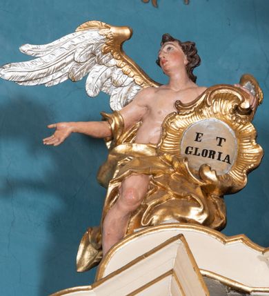 Zdjęcie nr 51: Nastawa ołtarzowa architektoniczna, dwukondygnacyjna, ze zwieńczeniem, pierwsza kondygnacja trójosiowa, druga jednoosiowa, ustawiona na dwustrefowym cokole z wyodrębnionymi, cylindrycznymi fragmentami, z bramkami na osiach bocznych. Ołtarz prostopadłościenny, murowany, z kamienną mensą i kamiennym portatylem. 
Pierwsza kondygnacja wydzielona czterema parami wklęsłych pilastrów o trzonach dekorowanych rocaille'em i zwisami kwiatowymi oraz stojącymi na ich tle dwiema parami kolumn o kapitelach kompozytowych. Podpory dźwigają niepełne belkowanie, przerwane nad polami kondygnacji, obniżone nad zewnętrzną parą kolumn. Na skrajnej partii cokołu nastawy karbowane woluty z fantazyjnymi gruszkowatymi cokołami podtrzymującymi rocaille'owe wazony. W polu środkowym głęboka wnęka w formie stojącego prostokąta zamkniętego łukiem odcinkowym podwójnie nadwieszonym z uskokiem, ujęta profilowaną ramą, z obrazem Ecce Homo w osobnej, podwójnej ramie. Nad nią kartusz rokokowy z napisem „In nomine Jesu / om(n)e Genu flec / tatur. ad Philipenses / Cap(ut) II”. Wnękę flankują figury Matki Boskiej i św. Marii Magdaleny ustawione na rocaille'owych konsolach. Na osiach bocznych figura Dawida i grupa ofiary Izaaka na cokołach z nadlatującymi puttami nad nimi. Druga kondygnacja flankowana trzema parami pilastrów o trzonach przechodzących w spływy wolutowe i osobne woluty, opadające na belkowanie pierwszej kondygnacji, na których siedzą putta i anioły trzymające kartusze z napisami: „ET / GLORIA” i „SOLI / DEO / HONOR”. Kondygnacja zamknięta profilowanym gzymsem wyłamanym na ich osi oraz załamanym w dół nad polem. Na gzymsie fragmenty przerwanego, falistego przyczółka, na których siedzą anioły. W polu obraz św. Macieja w formie zbliżonej do trapezu o dwóch wypukłych bokach, ujęty profilowaną ramą. Pole flankowane akantem, powyżej rocaille'owy kartusz z napisem: „IN / CRUCE / SALUS”. Zwieńczenie w formie zbliżonej do trapezu, o wklęsłych bokach, ujętych wolutami, zamknięte cęgowymi wolutami. W polu obraz Ukrzyżowania w formie zbliżonej do trapezu o dwóch wypukłych bokach, ujęty profilowaną ramą, flankowany akantem. Całość zamknięta płaskorzeźbionym przedstawieniem popiersia Boga Ojca oraz gołębicy Ducha Świętego w glorii, w otoku z obłoków i uskrzydlonych główek anielskich, w glorii promienistej, u dołu szarfa z napisem: „Hic est Filius meus dilectus in quo mihi bene complacui ipsum audite. Luc[a] XVII”. Struktura polichromowana w kolorze beżowym, dolna strefa cokołu brązowa, część trzonów pilastrów pomalowana na kolor jasnoróżowy; trzony kolumn, profile i ornamentyka złocone, detal srebrzony.  


