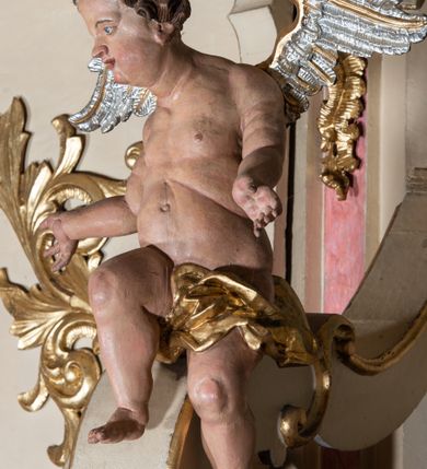 Zdjęcie nr 65: Nastawa ołtarzowa architektoniczna, dwukondygnacyjna, ze zwieńczeniem, pierwsza kondygnacja trójosiowa, druga jednoosiowa, ustawiona na dwustrefowym cokole z wyodrębnionymi, cylindrycznymi fragmentami, z bramkami na osiach bocznych. Ołtarz prostopadłościenny, murowany, z kamienną mensą i kamiennym portatylem. 
Pierwsza kondygnacja wydzielona czterema parami wklęsłych pilastrów o trzonach dekorowanych rocaille'em i zwisami kwiatowymi oraz stojącymi na ich tle dwiema parami kolumn o kapitelach kompozytowych. Podpory dźwigają niepełne belkowanie, przerwane nad polami kondygnacji, obniżone nad zewnętrzną parą kolumn. Na skrajnej partii cokołu nastawy karbowane woluty z fantazyjnymi gruszkowatymi cokołami podtrzymującymi rocaille'owe wazony. W polu środkowym głęboka wnęka w formie stojącego prostokąta zamkniętego łukiem odcinkowym podwójnie nadwieszonym z uskokiem, ujęta profilowaną ramą, z obrazem Ecce Homo w osobnej, podwójnej ramie. Nad nią kartusz rokokowy z napisem „In nomine Jesu / om(n)e Genu flec / tatur. ad Philipenses / Cap(ut) II”. Wnękę flankują figury Matki Boskiej i św. Marii Magdaleny ustawione na rocaille'owych konsolach. Na osiach bocznych figura Dawida i grupa ofiary Izaaka na cokołach z nadlatującymi puttami nad nimi. Druga kondygnacja flankowana trzema parami pilastrów o trzonach przechodzących w spływy wolutowe i osobne woluty, opadające na belkowanie pierwszej kondygnacji, na których siedzą putta i anioły trzymające kartusze z napisami: „ET / GLORIA” i „SOLI / DEO / HONOR”. Kondygnacja zamknięta profilowanym gzymsem wyłamanym na ich osi oraz załamanym w dół nad polem. Na gzymsie fragmenty przerwanego, falistego przyczółka, na których siedzą anioły. W polu obraz św. Macieja w formie zbliżonej do trapezu o dwóch wypukłych bokach, ujęty profilowaną ramą. Pole flankowane akantem, powyżej rocaille'owy kartusz z napisem: „IN / CRUCE / SALUS”. Zwieńczenie w formie zbliżonej do trapezu, o wklęsłych bokach, ujętych wolutami, zamknięte cęgowymi wolutami. W polu obraz Ukrzyżowania w formie zbliżonej do trapezu o dwóch wypukłych bokach, ujęty profilowaną ramą, flankowany akantem. Całość zamknięta płaskorzeźbionym przedstawieniem popiersia Boga Ojca oraz gołębicy Ducha Świętego w glorii, w otoku z obłoków i uskrzydlonych główek anielskich, w glorii promienistej, u dołu szarfa z napisem: „Hic est Filius meus dilectus in quo mihi bene complacui ipsum audite. Luc[a] XVII”. Struktura polichromowana w kolorze beżowym, dolna strefa cokołu brązowa, część trzonów pilastrów pomalowana na kolor jasnoróżowy; trzony kolumn, profile i ornamentyka złocone, detal srebrzony.  


