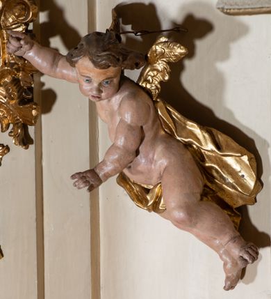 Zdjęcie nr 67: Nastawa ołtarzowa architektoniczna, dwukondygnacyjna, ze zwieńczeniem, pierwsza kondygnacja trójosiowa, druga jednoosiowa, ustawiona na dwustrefowym cokole z wyodrębnionymi, cylindrycznymi fragmentami, z bramkami na osiach bocznych. Ołtarz prostopadłościenny, murowany, z kamienną mensą i kamiennym portatylem. 
Pierwsza kondygnacja wydzielona czterema parami wklęsłych pilastrów o trzonach dekorowanych rocaille'em i zwisami kwiatowymi oraz stojącymi na ich tle dwiema parami kolumn o kapitelach kompozytowych. Podpory dźwigają niepełne belkowanie, przerwane nad polami kondygnacji, obniżone nad zewnętrzną parą kolumn. Na skrajnej partii cokołu nastawy karbowane woluty z fantazyjnymi gruszkowatymi cokołami podtrzymującymi rocaille'owe wazony. W polu środkowym głęboka wnęka w formie stojącego prostokąta zamkniętego łukiem odcinkowym podwójnie nadwieszonym z uskokiem, ujęta profilowaną ramą, z obrazem Ecce Homo w osobnej, podwójnej ramie. Nad nią kartusz rokokowy z napisem „In nomine Jesu / om(n)e Genu flec / tatur. ad Philipenses / Cap(ut) II”. Wnękę flankują figury Matki Boskiej i św. Marii Magdaleny ustawione na rocaille'owych konsolach. Na osiach bocznych figura Dawida i grupa ofiary Izaaka na cokołach z nadlatującymi puttami nad nimi. Druga kondygnacja flankowana trzema parami pilastrów o trzonach przechodzących w spływy wolutowe i osobne woluty, opadające na belkowanie pierwszej kondygnacji, na których siedzą putta i anioły trzymające kartusze z napisami: „ET / GLORIA” i „SOLI / DEO / HONOR”. Kondygnacja zamknięta profilowanym gzymsem wyłamanym na ich osi oraz załamanym w dół nad polem. Na gzymsie fragmenty przerwanego, falistego przyczółka, na których siedzą anioły. W polu obraz św. Macieja w formie zbliżonej do trapezu o dwóch wypukłych bokach, ujęty profilowaną ramą. Pole flankowane akantem, powyżej rocaille'owy kartusz z napisem: „IN / CRUCE / SALUS”. Zwieńczenie w formie zbliżonej do trapezu, o wklęsłych bokach, ujętych wolutami, zamknięte cęgowymi wolutami. W polu obraz Ukrzyżowania w formie zbliżonej do trapezu o dwóch wypukłych bokach, ujęty profilowaną ramą, flankowany akantem. Całość zamknięta płaskorzeźbionym przedstawieniem popiersia Boga Ojca oraz gołębicy Ducha Świętego w glorii, w otoku z obłoków i uskrzydlonych główek anielskich, w glorii promienistej, u dołu szarfa z napisem: „Hic est Filius meus dilectus in quo mihi bene complacui ipsum audite. Luc[a] XVII”. Struktura polichromowana w kolorze beżowym, dolna strefa cokołu brązowa, część trzonów pilastrów pomalowana na kolor jasnoróżowy; trzony kolumn, profile i ornamentyka złocone, detal srebrzony.  


