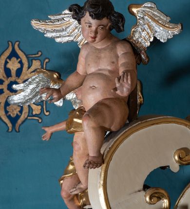 Zdjęcie nr 70: Nastawa ołtarzowa architektoniczna, dwukondygnacyjna, ze zwieńczeniem, pierwsza kondygnacja trójosiowa, druga jednoosiowa, ustawiona na dwustrefowym cokole z wyodrębnionymi, cylindrycznymi fragmentami, z bramkami na osiach bocznych. Ołtarz prostopadłościenny, murowany, z kamienną mensą i kamiennym portatylem. 
Pierwsza kondygnacja wydzielona czterema parami wklęsłych pilastrów o trzonach dekorowanych rocaille&#039;em i zwisami kwiatowymi oraz stojącymi na ich tle dwiema parami kolumn o kapitelach kompozytowych. Podpory dźwigają niepełne belkowanie, przerwane nad polami kondygnacji, obniżone nad zewnętrzną parą kolumn. Na skrajnej partii cokołu nastawy karbowane woluty z fantazyjnymi gruszkowatymi cokołami podtrzymującymi rocaille&#039;owe wazony. W polu środkowym głęboka wnęka w formie stojącego prostokąta zamkniętego łukiem odcinkowym podwójnie nadwieszonym z uskokiem, ujęta profilowaną ramą, z obrazem Ecce Homo w osobnej, podwójnej ramie. Nad nią kartusz rokokowy z napisem „In nomine Jesu / om(n)e Genu flec / tatur. ad Philipenses / Cap(ut) II”. Wnękę flankują figury Matki Boskiej i św. Marii Magdaleny ustawione na rocaille&#039;owych konsolach. Na osiach bocznych figura Dawida i grupa ofiary Izaaka na cokołach z nadlatującymi puttami nad nimi. Druga kondygnacja flankowana trzema parami pilastrów o trzonach przechodzących w spływy wolutowe i osobne woluty, opadające na belkowanie pierwszej kondygnacji, na których siedzą putta i anioły trzymające kartusze z napisami: „ET / GLORIA” i „SOLI / DEO / HONOR”. Kondygnacja zamknięta profilowanym gzymsem wyłamanym na ich osi oraz załamanym w dół nad polem. Na gzymsie fragmenty przerwanego, falistego przyczółka, na których siedzą anioły. W polu obraz św. Macieja w formie zbliżonej do trapezu o dwóch wypukłych bokach, ujęty profilowaną ramą. Pole flankowane akantem, powyżej rocaille&#039;owy kartusz z napisem: „IN / CRUCE / SALUS”. Zwieńczenie w formie zbliżonej do trapezu, o wklęsłych bokach, ujętych wolutami, zamknięte cęgowymi wolutami. W polu obraz Ukrzyżowania w formie zbliżonej do trapezu o dwóch wypukłych bokach, ujęty profilowaną ramą, flankowany akantem. Całość zamknięta płaskorzeźbionym przedstawieniem popiersia Boga Ojca oraz gołębicy Ducha Świętego w glorii, w otoku z obłoków i uskrzydlonych główek anielskich, w glorii promienistej, u dołu szarfa z napisem: „Hic est Filius meus dilectus in quo mihi bene complacui ipsum audite. Luc[a] XVII”. Struktura polichromowana w kolorze beżowym, dolna strefa cokołu brązowa, część trzonów pilastrów pomalowana na kolor jasnoróżowy; trzony kolumn, profile i ornamentyka złocone, detal srebrzony.  


