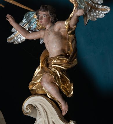 Zdjęcie nr 71: Nastawa ołtarzowa architektoniczna, dwukondygnacyjna, ze zwieńczeniem, pierwsza kondygnacja trójosiowa, druga jednoosiowa, ustawiona na dwustrefowym cokole z wyodrębnionymi, cylindrycznymi fragmentami, z bramkami na osiach bocznych. Ołtarz prostopadłościenny, murowany, z kamienną mensą i kamiennym portatylem. 
Pierwsza kondygnacja wydzielona czterema parami wklęsłych pilastrów o trzonach dekorowanych rocaille&#039;em i zwisami kwiatowymi oraz stojącymi na ich tle dwiema parami kolumn o kapitelach kompozytowych. Podpory dźwigają niepełne belkowanie, przerwane nad polami kondygnacji, obniżone nad zewnętrzną parą kolumn. Na skrajnej partii cokołu nastawy karbowane woluty z fantazyjnymi gruszkowatymi cokołami podtrzymującymi rocaille&#039;owe wazony. W polu środkowym głęboka wnęka w formie stojącego prostokąta zamkniętego łukiem odcinkowym podwójnie nadwieszonym z uskokiem, ujęta profilowaną ramą, z obrazem Ecce Homo w osobnej, podwójnej ramie. Nad nią kartusz rokokowy z napisem „In nomine Jesu / om(n)e Genu flec / tatur. ad Philipenses / Cap(ut) II”. Wnękę flankują figury Matki Boskiej i św. Marii Magdaleny ustawione na rocaille&#039;owych konsolach. Na osiach bocznych figura Dawida i grupa ofiary Izaaka na cokołach z nadlatującymi puttami nad nimi. Druga kondygnacja flankowana trzema parami pilastrów o trzonach przechodzących w spływy wolutowe i osobne woluty, opadające na belkowanie pierwszej kondygnacji, na których siedzą putta i anioły trzymające kartusze z napisami: „ET / GLORIA” i „SOLI / DEO / HONOR”. Kondygnacja zamknięta profilowanym gzymsem wyłamanym na ich osi oraz załamanym w dół nad polem. Na gzymsie fragmenty przerwanego, falistego przyczółka, na których siedzą anioły. W polu obraz św. Macieja w formie zbliżonej do trapezu o dwóch wypukłych bokach, ujęty profilowaną ramą. Pole flankowane akantem, powyżej rocaille&#039;owy kartusz z napisem: „IN / CRUCE / SALUS”. Zwieńczenie w formie zbliżonej do trapezu, o wklęsłych bokach, ujętych wolutami, zamknięte cęgowymi wolutami. W polu obraz Ukrzyżowania w formie zbliżonej do trapezu o dwóch wypukłych bokach, ujęty profilowaną ramą, flankowany akantem. Całość zamknięta płaskorzeźbionym przedstawieniem popiersia Boga Ojca oraz gołębicy Ducha Świętego w glorii, w otoku z obłoków i uskrzydlonych główek anielskich, w glorii promienistej, u dołu szarfa z napisem: „Hic est Filius meus dilectus in quo mihi bene complacui ipsum audite. Luc[a] XVII”. Struktura polichromowana w kolorze beżowym, dolna strefa cokołu brązowa, część trzonów pilastrów pomalowana na kolor jasnoróżowy; trzony kolumn, profile i ornamentyka złocone, detal srebrzony.  


