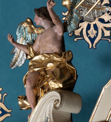 Zdjęcie nr 69: Nastawa ołtarzowa architektoniczna, dwukondygnacyjna, ze zwieńczeniem, pierwsza kondygnacja trójosiowa, druga jednoosiowa, ustawiona na dwustrefowym cokole z wyodrębnionymi, cylindrycznymi fragmentami, z bramkami na osiach bocznych. Ołtarz prostopadłościenny, murowany, z kamienną mensą i kamiennym portatylem. 
Pierwsza kondygnacja wydzielona czterema parami wklęsłych pilastrów o trzonach dekorowanych rocaille'em i zwisami kwiatowymi oraz stojącymi na ich tle dwiema parami kolumn o kapitelach kompozytowych. Podpory dźwigają niepełne belkowanie, przerwane nad polami kondygnacji, obniżone nad zewnętrzną parą kolumn. Na skrajnej partii cokołu nastawy karbowane woluty z fantazyjnymi gruszkowatymi cokołami podtrzymującymi rocaille'owe wazony. W polu środkowym głęboka wnęka w formie stojącego prostokąta zamkniętego łukiem odcinkowym podwójnie nadwieszonym z uskokiem, ujęta profilowaną ramą, z obrazem Ecce Homo w osobnej, podwójnej ramie. Nad nią kartusz rokokowy z napisem „In nomine Jesu / om(n)e Genu flec / tatur. ad Philipenses / Cap(ut) II”. Wnękę flankują figury Matki Boskiej i św. Marii Magdaleny ustawione na rocaille'owych konsolach. Na osiach bocznych figura Dawida i grupa ofiary Izaaka na cokołach z nadlatującymi puttami nad nimi. Druga kondygnacja flankowana trzema parami pilastrów o trzonach przechodzących w spływy wolutowe i osobne woluty, opadające na belkowanie pierwszej kondygnacji, na których siedzą putta i anioły trzymające kartusze z napisami: „ET / GLORIA” i „SOLI / DEO / HONOR”. Kondygnacja zamknięta profilowanym gzymsem wyłamanym na ich osi oraz załamanym w dół nad polem. Na gzymsie fragmenty przerwanego, falistego przyczółka, na których siedzą anioły. W polu obraz św. Macieja w formie zbliżonej do trapezu o dwóch wypukłych bokach, ujęty profilowaną ramą. Pole flankowane akantem, powyżej rocaille'owy kartusz z napisem: „IN / CRUCE / SALUS”. Zwieńczenie w formie zbliżonej do trapezu, o wklęsłych bokach, ujętych wolutami, zamknięte cęgowymi wolutami. W polu obraz Ukrzyżowania w formie zbliżonej do trapezu o dwóch wypukłych bokach, ujęty profilowaną ramą, flankowany akantem. Całość zamknięta płaskorzeźbionym przedstawieniem popiersia Boga Ojca oraz gołębicy Ducha Świętego w glorii, w otoku z obłoków i uskrzydlonych główek anielskich, w glorii promienistej, u dołu szarfa z napisem: „Hic est Filius meus dilectus in quo mihi bene complacui ipsum audite. Luc[a] XVII”. Struktura polichromowana w kolorze beżowym, dolna strefa cokołu brązowa, część trzonów pilastrów pomalowana na kolor jasnoróżowy; trzony kolumn, profile i ornamentyka złocone, detal srebrzony.  


