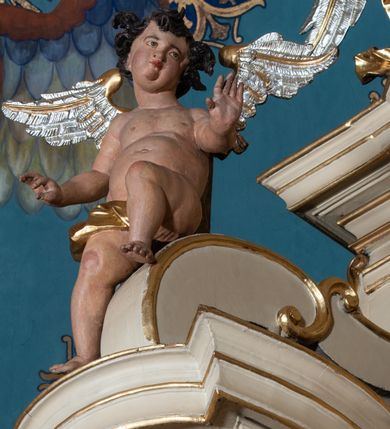 Zdjęcie nr 72: Nastawa ołtarzowa architektoniczna, dwukondygnacyjna, ze zwieńczeniem, pierwsza kondygnacja trójosiowa, druga jednoosiowa, ustawiona na dwustrefowym cokole z wyodrębnionymi, cylindrycznymi fragmentami, z bramkami na osiach bocznych. Ołtarz prostopadłościenny, murowany, z kamienną mensą i kamiennym portatylem. 
Pierwsza kondygnacja wydzielona czterema parami wklęsłych pilastrów o trzonach dekorowanych rocaille'em i zwisami kwiatowymi oraz stojącymi na ich tle dwiema parami kolumn o kapitelach kompozytowych. Podpory dźwigają niepełne belkowanie, przerwane nad polami kondygnacji, obniżone nad zewnętrzną parą kolumn. Na skrajnej partii cokołu nastawy karbowane woluty z fantazyjnymi gruszkowatymi cokołami podtrzymującymi rocaille'owe wazony. W polu środkowym głęboka wnęka w formie stojącego prostokąta zamkniętego łukiem odcinkowym podwójnie nadwieszonym z uskokiem, ujęta profilowaną ramą, z obrazem Ecce Homo w osobnej, podwójnej ramie. Nad nią kartusz rokokowy z napisem „In nomine Jesu / om(n)e Genu flec / tatur. ad Philipenses / Cap(ut) II”. Wnękę flankują figury Matki Boskiej i św. Marii Magdaleny ustawione na rocaille'owych konsolach. Na osiach bocznych figura Dawida i grupa ofiary Izaaka na cokołach z nadlatującymi puttami nad nimi. Druga kondygnacja flankowana trzema parami pilastrów o trzonach przechodzących w spływy wolutowe i osobne woluty, opadające na belkowanie pierwszej kondygnacji, na których siedzą putta i anioły trzymające kartusze z napisami: „ET / GLORIA” i „SOLI / DEO / HONOR”. Kondygnacja zamknięta profilowanym gzymsem wyłamanym na ich osi oraz załamanym w dół nad polem. Na gzymsie fragmenty przerwanego, falistego przyczółka, na których siedzą anioły. W polu obraz św. Macieja w formie zbliżonej do trapezu o dwóch wypukłych bokach, ujęty profilowaną ramą. Pole flankowane akantem, powyżej rocaille'owy kartusz z napisem: „IN / CRUCE / SALUS”. Zwieńczenie w formie zbliżonej do trapezu, o wklęsłych bokach, ujętych wolutami, zamknięte cęgowymi wolutami. W polu obraz Ukrzyżowania w formie zbliżonej do trapezu o dwóch wypukłych bokach, ujęty profilowaną ramą, flankowany akantem. Całość zamknięta płaskorzeźbionym przedstawieniem popiersia Boga Ojca oraz gołębicy Ducha Świętego w glorii, w otoku z obłoków i uskrzydlonych główek anielskich, w glorii promienistej, u dołu szarfa z napisem: „Hic est Filius meus dilectus in quo mihi bene complacui ipsum audite. Luc[a] XVII”. Struktura polichromowana w kolorze beżowym, dolna strefa cokołu brązowa, część trzonów pilastrów pomalowana na kolor jasnoróżowy; trzony kolumn, profile i ornamentyka złocone, detal srebrzony.  


