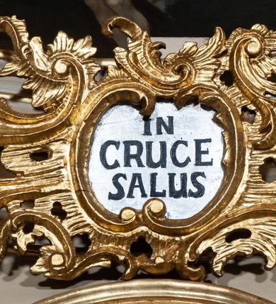 Zdjęcie nr 6: Nastawa ołtarzowa architektoniczna, dwukondygnacyjna, ze zwieńczeniem, pierwsza kondygnacja trójosiowa, druga jednoosiowa, ustawiona na dwustrefowym cokole z wyodrębnionymi, cylindrycznymi fragmentami, z bramkami na osiach bocznych. Ołtarz prostopadłościenny, murowany, z kamienną mensą i kamiennym portatylem. 
Pierwsza kondygnacja wydzielona czterema parami wklęsłych pilastrów o trzonach dekorowanych rocaille'em i zwisami kwiatowymi oraz stojącymi na ich tle dwiema parami kolumn o kapitelach kompozytowych. Podpory dźwigają niepełne belkowanie, przerwane nad polami kondygnacji, obniżone nad zewnętrzną parą kolumn. Na skrajnej partii cokołu nastawy karbowane woluty z fantazyjnymi gruszkowatymi cokołami podtrzymującymi rocaille'owe wazony. W polu środkowym głęboka wnęka w formie stojącego prostokąta zamkniętego łukiem odcinkowym podwójnie nadwieszonym z uskokiem, ujęta profilowaną ramą, z obrazem Ecce Homo w osobnej, podwójnej ramie. Nad nią kartusz rokokowy z napisem „In nomine Jesu / om(n)e Genu flec / tatur. ad Philipenses / Cap(ut) II”. Wnękę flankują figury Matki Boskiej i św. Marii Magdaleny ustawione na rocaille'owych konsolach. Na osiach bocznych figura Dawida i grupa ofiary Izaaka na cokołach z nadlatującymi puttami nad nimi. Druga kondygnacja flankowana trzema parami pilastrów o trzonach przechodzących w spływy wolutowe i osobne woluty, opadające na belkowanie pierwszej kondygnacji, na których siedzą putta i anioły trzymające kartusze z napisami: „ET / GLORIA” i „SOLI / DEO / HONOR”. Kondygnacja zamknięta profilowanym gzymsem wyłamanym na ich osi oraz załamanym w dół nad polem. Na gzymsie fragmenty przerwanego, falistego przyczółka, na których siedzą anioły. W polu obraz św. Macieja w formie zbliżonej do trapezu o dwóch wypukłych bokach, ujęty profilowaną ramą. Pole flankowane akantem, powyżej rocaille'owy kartusz z napisem: „IN / CRUCE / SALUS”. Zwieńczenie w formie zbliżonej do trapezu, o wklęsłych bokach, ujętych wolutami, zamknięte cęgowymi wolutami. W polu obraz Ukrzyżowania w formie zbliżonej do trapezu o dwóch wypukłych bokach, ujęty profilowaną ramą, flankowany akantem. Całość zamknięta płaskorzeźbionym przedstawieniem popiersia Boga Ojca oraz gołębicy Ducha Świętego w glorii, w otoku z obłoków i uskrzydlonych główek anielskich, w glorii promienistej, u dołu szarfa z napisem: „Hic est Filius meus dilectus in quo mihi bene complacui ipsum audite. Luc[a] XVII”. Struktura polichromowana w kolorze beżowym, dolna strefa cokołu brązowa, część trzonów pilastrów pomalowana na kolor jasnoróżowy; trzony kolumn, profile i ornamentyka złocone, detal srebrzony.  


