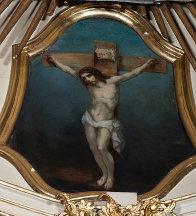 Zdjęcie nr 9: Nastawa ołtarzowa architektoniczna, dwukondygnacyjna, ze zwieńczeniem, pierwsza kondygnacja trójosiowa, druga jednoosiowa, ustawiona na dwustrefowym cokole z wyodrębnionymi, cylindrycznymi fragmentami, z bramkami na osiach bocznych. Ołtarz prostopadłościenny, murowany, z kamienną mensą i kamiennym portatylem. 
Pierwsza kondygnacja wydzielona czterema parami wklęsłych pilastrów o trzonach dekorowanych rocaille&#039;em i zwisami kwiatowymi oraz stojącymi na ich tle dwiema parami kolumn o kapitelach kompozytowych. Podpory dźwigają niepełne belkowanie, przerwane nad polami kondygnacji, obniżone nad zewnętrzną parą kolumn. Na skrajnej partii cokołu nastawy karbowane woluty z fantazyjnymi gruszkowatymi cokołami podtrzymującymi rocaille&#039;owe wazony. W polu środkowym głęboka wnęka w formie stojącego prostokąta zamkniętego łukiem odcinkowym podwójnie nadwieszonym z uskokiem, ujęta profilowaną ramą, z obrazem Ecce Homo w osobnej, podwójnej ramie. Nad nią kartusz rokokowy z napisem „In nomine Jesu / om(n)e Genu flec / tatur. ad Philipenses / Cap(ut) II”. Wnękę flankują figury Matki Boskiej i św. Marii Magdaleny ustawione na rocaille&#039;owych konsolach. Na osiach bocznych figura Dawida i grupa ofiary Izaaka na cokołach z nadlatującymi puttami nad nimi. Druga kondygnacja flankowana trzema parami pilastrów o trzonach przechodzących w spływy wolutowe i osobne woluty, opadające na belkowanie pierwszej kondygnacji, na których siedzą putta i anioły trzymające kartusze z napisami: „ET / GLORIA” i „SOLI / DEO / HONOR”. Kondygnacja zamknięta profilowanym gzymsem wyłamanym na ich osi oraz załamanym w dół nad polem. Na gzymsie fragmenty przerwanego, falistego przyczółka, na których siedzą anioły. W polu obraz św. Macieja w formie zbliżonej do trapezu o dwóch wypukłych bokach, ujęty profilowaną ramą. Pole flankowane akantem, powyżej rocaille&#039;owy kartusz z napisem: „IN / CRUCE / SALUS”. Zwieńczenie w formie zbliżonej do trapezu, o wklęsłych bokach, ujętych wolutami, zamknięte cęgowymi wolutami. W polu obraz Ukrzyżowania w formie zbliżonej do trapezu o dwóch wypukłych bokach, ujęty profilowaną ramą, flankowany akantem. Całość zamknięta płaskorzeźbionym przedstawieniem popiersia Boga Ojca oraz gołębicy Ducha Świętego w glorii, w otoku z obłoków i uskrzydlonych główek anielskich, w glorii promienistej, u dołu szarfa z napisem: „Hic est Filius meus dilectus in quo mihi bene complacui ipsum audite. Luc[a] XVII”. Struktura polichromowana w kolorze beżowym, dolna strefa cokołu brązowa, część trzonów pilastrów pomalowana na kolor jasnoróżowy; trzony kolumn, profile i ornamentyka złocone, detal srebrzony.  


