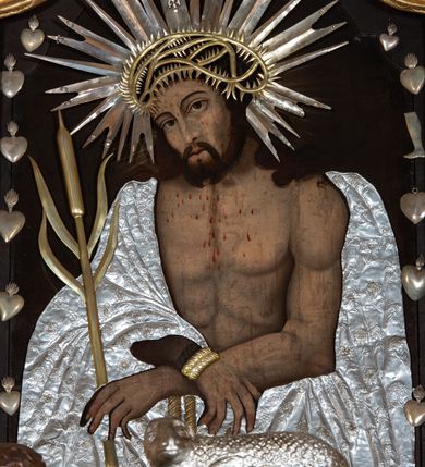 Zdjęcie nr 3: Nastawa ołtarzowa architektoniczna, dwukondygnacyjna, ze zwieńczeniem, pierwsza kondygnacja trójosiowa, druga jednoosiowa, ustawiona na dwustrefowym cokole z wyodrębnionymi, cylindrycznymi fragmentami, z bramkami na osiach bocznych. Ołtarz prostopadłościenny, murowany, z kamienną mensą i kamiennym portatylem. 
Pierwsza kondygnacja wydzielona czterema parami wklęsłych pilastrów o trzonach dekorowanych rocaille'em i zwisami kwiatowymi oraz stojącymi na ich tle dwiema parami kolumn o kapitelach kompozytowych. Podpory dźwigają niepełne belkowanie, przerwane nad polami kondygnacji, obniżone nad zewnętrzną parą kolumn. Na skrajnej partii cokołu nastawy karbowane woluty z fantazyjnymi gruszkowatymi cokołami podtrzymującymi rocaille'owe wazony. W polu środkowym głęboka wnęka w formie stojącego prostokąta zamkniętego łukiem odcinkowym podwójnie nadwieszonym z uskokiem, ujęta profilowaną ramą, z obrazem Ecce Homo w osobnej, podwójnej ramie. Nad nią kartusz rokokowy z napisem „In nomine Jesu / om(n)e Genu flec / tatur. ad Philipenses / Cap(ut) II”. Wnękę flankują figury Matki Boskiej i św. Marii Magdaleny ustawione na rocaille'owych konsolach. Na osiach bocznych figura Dawida i grupa ofiary Izaaka na cokołach z nadlatującymi puttami nad nimi. Druga kondygnacja flankowana trzema parami pilastrów o trzonach przechodzących w spływy wolutowe i osobne woluty, opadające na belkowanie pierwszej kondygnacji, na których siedzą putta i anioły trzymające kartusze z napisami: „ET / GLORIA” i „SOLI / DEO / HONOR”. Kondygnacja zamknięta profilowanym gzymsem wyłamanym na ich osi oraz załamanym w dół nad polem. Na gzymsie fragmenty przerwanego, falistego przyczółka, na których siedzą anioły. W polu obraz św. Macieja w formie zbliżonej do trapezu o dwóch wypukłych bokach, ujęty profilowaną ramą. Pole flankowane akantem, powyżej rocaille'owy kartusz z napisem: „IN / CRUCE / SALUS”. Zwieńczenie w formie zbliżonej do trapezu, o wklęsłych bokach, ujętych wolutami, zamknięte cęgowymi wolutami. W polu obraz Ukrzyżowania w formie zbliżonej do trapezu o dwóch wypukłych bokach, ujęty profilowaną ramą, flankowany akantem. Całość zamknięta płaskorzeźbionym przedstawieniem popiersia Boga Ojca oraz gołębicy Ducha Świętego w glorii, w otoku z obłoków i uskrzydlonych główek anielskich, w glorii promienistej, u dołu szarfa z napisem: „Hic est Filius meus dilectus in quo mihi bene complacui ipsum audite. Luc[a] XVII”. Struktura polichromowana w kolorze beżowym, dolna strefa cokołu brązowa, część trzonów pilastrów pomalowana na kolor jasnoróżowy; trzony kolumn, profile i ornamentyka złocone, detal srebrzony.  


