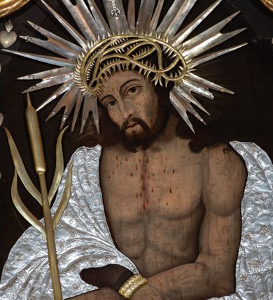 Zdjęcie nr 5: Nastawa ołtarzowa architektoniczna, dwukondygnacyjna, ze zwieńczeniem, pierwsza kondygnacja trójosiowa, druga jednoosiowa, ustawiona na dwustrefowym cokole z wyodrębnionymi, cylindrycznymi fragmentami, z bramkami na osiach bocznych. Ołtarz prostopadłościenny, murowany, z kamienną mensą i kamiennym portatylem. 
Pierwsza kondygnacja wydzielona czterema parami wklęsłych pilastrów o trzonach dekorowanych rocaille'em i zwisami kwiatowymi oraz stojącymi na ich tle dwiema parami kolumn o kapitelach kompozytowych. Podpory dźwigają niepełne belkowanie, przerwane nad polami kondygnacji, obniżone nad zewnętrzną parą kolumn. Na skrajnej partii cokołu nastawy karbowane woluty z fantazyjnymi gruszkowatymi cokołami podtrzymującymi rocaille'owe wazony. W polu środkowym głęboka wnęka w formie stojącego prostokąta zamkniętego łukiem odcinkowym podwójnie nadwieszonym z uskokiem, ujęta profilowaną ramą, z obrazem Ecce Homo w osobnej, podwójnej ramie. Nad nią kartusz rokokowy z napisem „In nomine Jesu / om(n)e Genu flec / tatur. ad Philipenses / Cap(ut) II”. Wnękę flankują figury Matki Boskiej i św. Marii Magdaleny ustawione na rocaille'owych konsolach. Na osiach bocznych figura Dawida i grupa ofiary Izaaka na cokołach z nadlatującymi puttami nad nimi. Druga kondygnacja flankowana trzema parami pilastrów o trzonach przechodzących w spływy wolutowe i osobne woluty, opadające na belkowanie pierwszej kondygnacji, na których siedzą putta i anioły trzymające kartusze z napisami: „ET / GLORIA” i „SOLI / DEO / HONOR”. Kondygnacja zamknięta profilowanym gzymsem wyłamanym na ich osi oraz załamanym w dół nad polem. Na gzymsie fragmenty przerwanego, falistego przyczółka, na których siedzą anioły. W polu obraz św. Macieja w formie zbliżonej do trapezu o dwóch wypukłych bokach, ujęty profilowaną ramą. Pole flankowane akantem, powyżej rocaille'owy kartusz z napisem: „IN / CRUCE / SALUS”. Zwieńczenie w formie zbliżonej do trapezu, o wklęsłych bokach, ujętych wolutami, zamknięte cęgowymi wolutami. W polu obraz Ukrzyżowania w formie zbliżonej do trapezu o dwóch wypukłych bokach, ujęty profilowaną ramą, flankowany akantem. Całość zamknięta płaskorzeźbionym przedstawieniem popiersia Boga Ojca oraz gołębicy Ducha Świętego w glorii, w otoku z obłoków i uskrzydlonych główek anielskich, w glorii promienistej, u dołu szarfa z napisem: „Hic est Filius meus dilectus in quo mihi bene complacui ipsum audite. Luc[a] XVII”. Struktura polichromowana w kolorze beżowym, dolna strefa cokołu brązowa, część trzonów pilastrów pomalowana na kolor jasnoróżowy; trzony kolumn, profile i ornamentyka złocone, detal srebrzony.  


