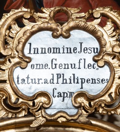 Zdjęcie nr 7: Nastawa ołtarzowa architektoniczna, dwukondygnacyjna, ze zwieńczeniem, pierwsza kondygnacja trójosiowa, druga jednoosiowa, ustawiona na dwustrefowym cokole z wyodrębnionymi, cylindrycznymi fragmentami, z bramkami na osiach bocznych. Ołtarz prostopadłościenny, murowany, z kamienną mensą i kamiennym portatylem. 
Pierwsza kondygnacja wydzielona czterema parami wklęsłych pilastrów o trzonach dekorowanych rocaille'em i zwisami kwiatowymi oraz stojącymi na ich tle dwiema parami kolumn o kapitelach kompozytowych. Podpory dźwigają niepełne belkowanie, przerwane nad polami kondygnacji, obniżone nad zewnętrzną parą kolumn. Na skrajnej partii cokołu nastawy karbowane woluty z fantazyjnymi gruszkowatymi cokołami podtrzymującymi rocaille'owe wazony. W polu środkowym głęboka wnęka w formie stojącego prostokąta zamkniętego łukiem odcinkowym podwójnie nadwieszonym z uskokiem, ujęta profilowaną ramą, z obrazem Ecce Homo w osobnej, podwójnej ramie. Nad nią kartusz rokokowy z napisem „In nomine Jesu / om(n)e Genu flec / tatur. ad Philipenses / Cap(ut) II”. Wnękę flankują figury Matki Boskiej i św. Marii Magdaleny ustawione na rocaille'owych konsolach. Na osiach bocznych figura Dawida i grupa ofiary Izaaka na cokołach z nadlatującymi puttami nad nimi. Druga kondygnacja flankowana trzema parami pilastrów o trzonach przechodzących w spływy wolutowe i osobne woluty, opadające na belkowanie pierwszej kondygnacji, na których siedzą putta i anioły trzymające kartusze z napisami: „ET / GLORIA” i „SOLI / DEO / HONOR”. Kondygnacja zamknięta profilowanym gzymsem wyłamanym na ich osi oraz załamanym w dół nad polem. Na gzymsie fragmenty przerwanego, falistego przyczółka, na których siedzą anioły. W polu obraz św. Macieja w formie zbliżonej do trapezu o dwóch wypukłych bokach, ujęty profilowaną ramą. Pole flankowane akantem, powyżej rocaille'owy kartusz z napisem: „IN / CRUCE / SALUS”. Zwieńczenie w formie zbliżonej do trapezu, o wklęsłych bokach, ujętych wolutami, zamknięte cęgowymi wolutami. W polu obraz Ukrzyżowania w formie zbliżonej do trapezu o dwóch wypukłych bokach, ujęty profilowaną ramą, flankowany akantem. Całość zamknięta płaskorzeźbionym przedstawieniem popiersia Boga Ojca oraz gołębicy Ducha Świętego w glorii, w otoku z obłoków i uskrzydlonych główek anielskich, w glorii promienistej, u dołu szarfa z napisem: „Hic est Filius meus dilectus in quo mihi bene complacui ipsum audite. Luc[a] XVII”. Struktura polichromowana w kolorze beżowym, dolna strefa cokołu brązowa, część trzonów pilastrów pomalowana na kolor jasnoróżowy; trzony kolumn, profile i ornamentyka złocone, detal srebrzony.  


