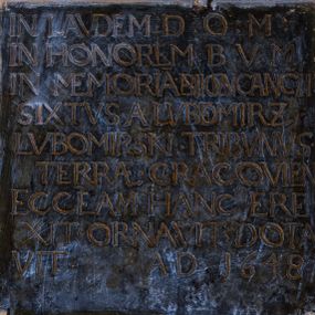 Zdjęcie nr 1: Tablica w kształcie leżącego prostokąta z napisem kutym kapitałą: IN LAVDEM D(EO) O(PTIMO) M(AXIMO) / IN HONOREM: B(EATAE) V(IRGINIS) M(ARIAE) / IN MEMORIA B(EATI) IOAN[NIS] CANCII / SIXSTVS A LVBOMIRZ / LVBOMIRSKI TRIBVNVS / TERRAE CRACOVIEN[SIS] / ECC(L)E(SI)AM HANC ERE/XIT ORNAVIT DOTA/VIT A[NNO] D[OMINI] 1648
